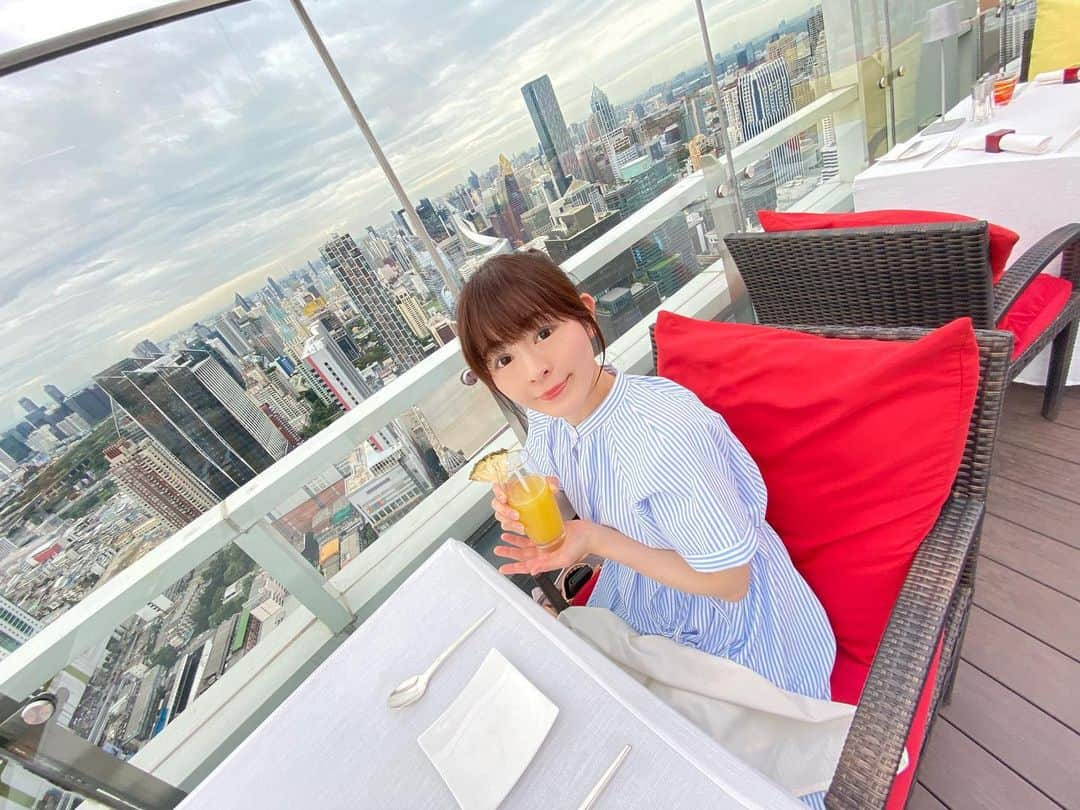 山本かおりのインスタグラム：「ルーフトップバー🇹🇭🥹❣️  Red Sky Bangkok🍸  วิวสวยมาก🖼  #ルーフトップバー #バンコク #タイ #rooftopbar #夜景 #バー #bar #thailand #タイ旅行 #🇹🇭 #bangkok #バンコク旅行 #thai #trip #RedSkyRestaurant #redskybangkok #伊谷亜子 #山本かおり」