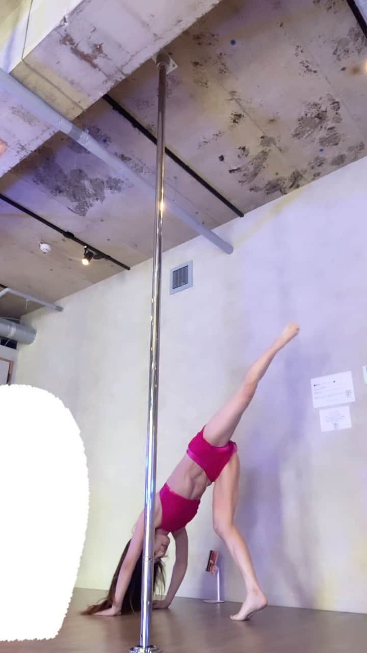 のインスタグラム：「AM8:15から踊る😁💕 @kogepiii 先生は今日朝から美しい💖  #pd #pole #poledance #ポールダンス　#始めて１年７ヶ月」