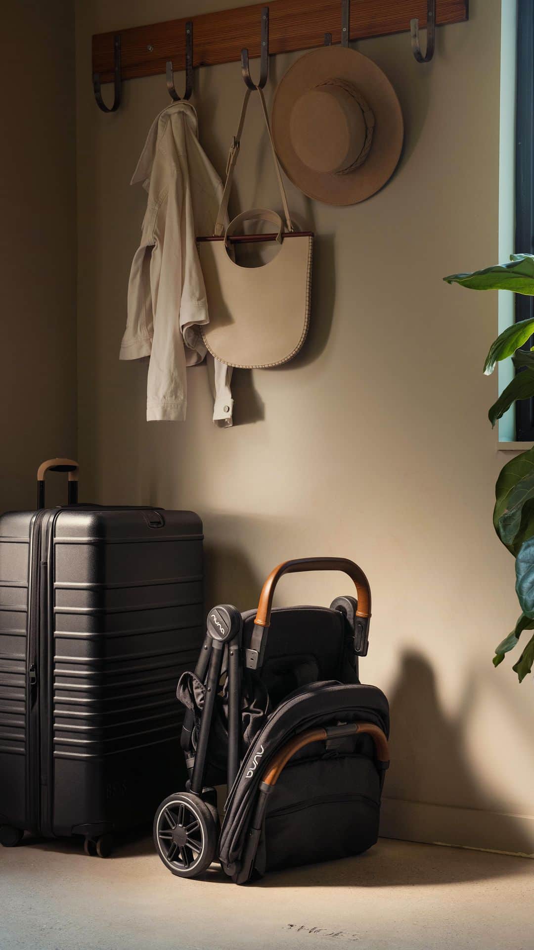 nunaのインスタグラム：「Summer is looking bright and you know what that means... Time to find the right travel gear. Look no further than the TRVL stroller. The unbelievably lightweight stroller that can handle whatever, or wherever, you need it to.  #nuna #mynuna #travel #unboxing」