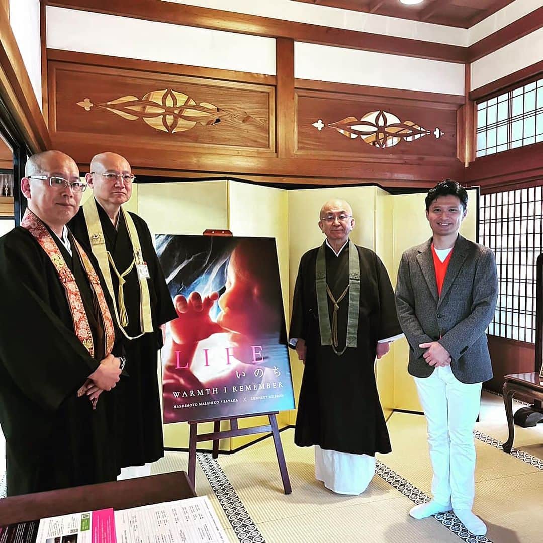 橋本昌彦のインスタグラム：「高野山真言宗総本山金剛峯寺  竹井成範様御夫妻　薮邦彦様　圓応寺高木様 阿字観瞑想の先生方　専修学院　高野山関係者方々 宿坊やカフェで働かれている方々など  「LIFEいのち＆いのち展」の世界に触れてくださいました🙏😌  竹井成範様は、この作品は言葉がわからなくても伝わります。カンボジアの孤児院の子ども達や沢山の方々に観て欲しいです。とおっしゃって頂きました。  また難しい時期の娘に見せたいと ご家族でご参加され、帰ったら娘が小さい頃の写真をみせて欲しい。と話してくれて… 本当に一緒にみれて良かったです。 とお話し下さったり。  遍照尊院の目黒ご住職は 受精卵の美しさにはもう驚きました！ 孫たちのことを想いながらみせて頂き、もう一度見に行きたいと思っています。  など皆様方、深く感じて頂きました 高野山金剛峯寺　特別室奥殿で沢山の愛の巡回が生まれています🙏😌」