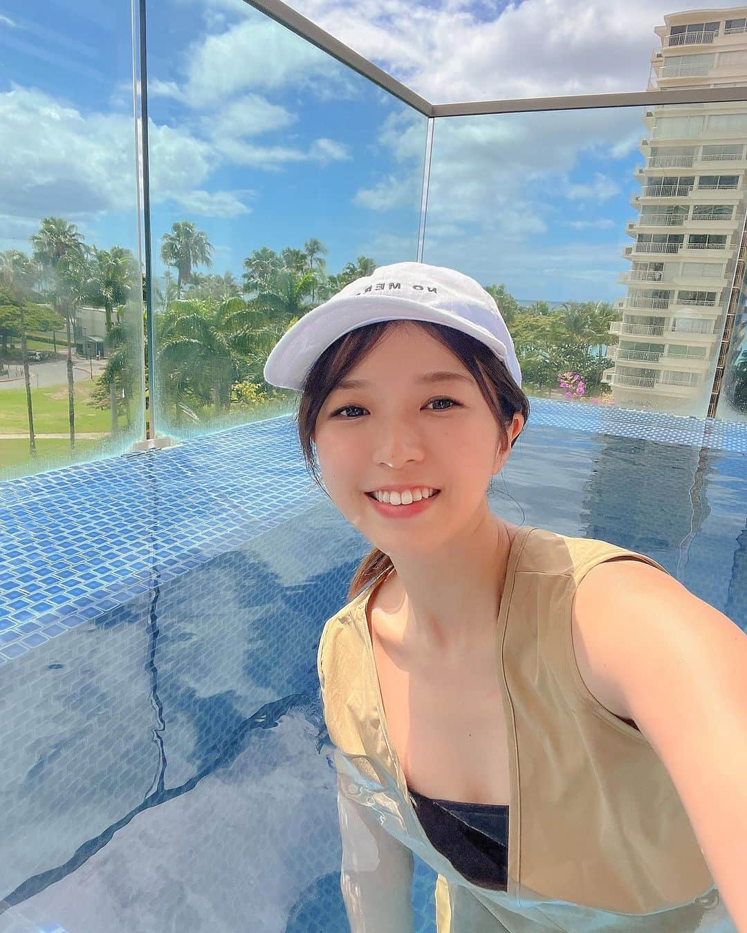 林弓束さんのインスタグラム写真 - (林弓束Instagram)「. Hawaiiでのpool time💕 娘はプール大好き❗️ 私はプールサイドでピニャコラーダ飲むのが大好き❗️🍹笑 最後の写真は娘が撮ってくれてた😂🧡 . . . #プール #プールサイド  #女の子ママ  #2020年5月生まれ　#東京 #3歳女の子 #子連れハワイ #ハワイ旅行 #子連れハワイレポ #子連れハワイ旅行 #子連れ旅行 #hawaii #hawaiitrip #ママと娘 #母娘 #親子 #子供服 #こどもふく #まはりふく #ゆづしふく #東京ママ #親子コーデ #おやこーで #yzktrip」7月4日 10時22分 - hayashiyuzuka