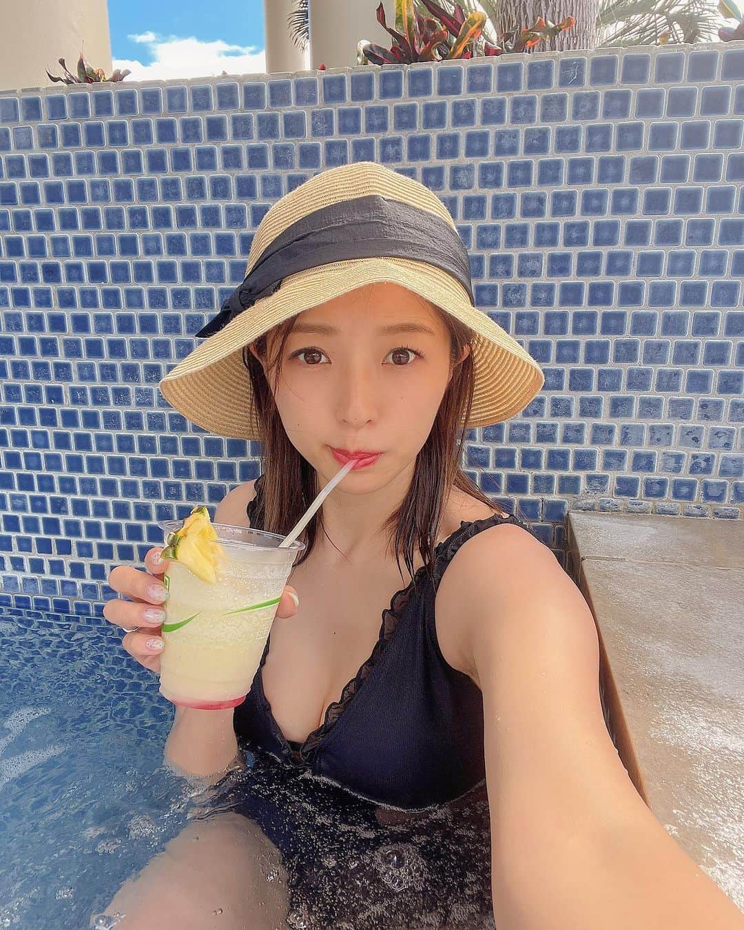 林弓束さんのインスタグラム写真 - (林弓束Instagram)「. Hawaiiでのpool time💕 娘はプール大好き❗️ 私はプールサイドでピニャコラーダ飲むのが大好き❗️🍹笑 最後の写真は娘が撮ってくれてた😂🧡 . . . #プール #プールサイド  #女の子ママ  #2020年5月生まれ　#東京 #3歳女の子 #子連れハワイ #ハワイ旅行 #子連れハワイレポ #子連れハワイ旅行 #子連れ旅行 #hawaii #hawaiitrip #ママと娘 #母娘 #親子 #子供服 #こどもふく #まはりふく #ゆづしふく #東京ママ #親子コーデ #おやこーで #yzktrip」7月4日 10時22分 - hayashiyuzuka