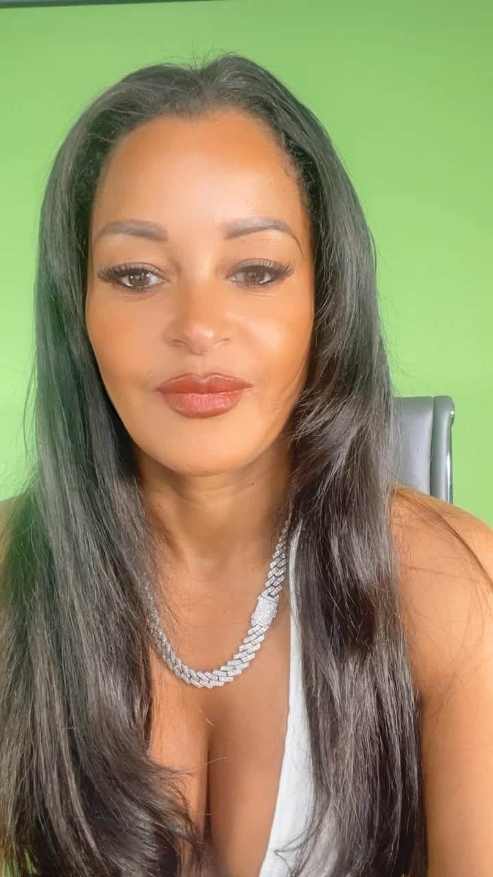 クラウディア・ジョーダンのインスタグラム：「I’m heading to #SaintLuciaCarnival2023 and I’m giving away 3 night’s accommodations for you and a friend at @thelandingsStLucia and 2 tickets to Saint Lucia Carnival 2023 experience! Enter now and don't miss out! Deadline is July 5th at 11:59 pm Winner announced July 6th!  How to enter:  Follow @claudiajordan  @thelandingsstlucia  @caribcation  @travelsaintlucia  Stop a 🇱🇨 in the comments (Saint Lucia flag)  Bonus entry: share this post to your stories!   Entrants must be over 19 years of age and profile must be public until winner is announced!   Good luck!!  #Giveaway  #TravelSaintLucia」