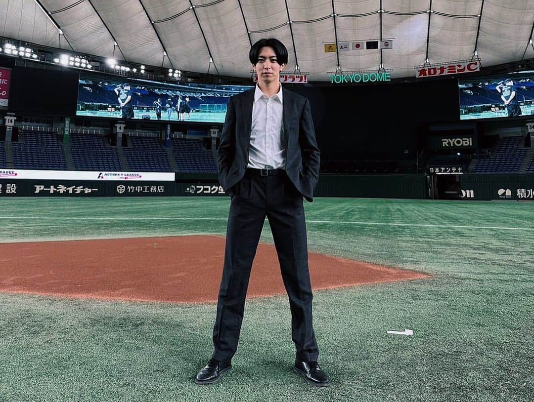 松島勇之介さんのインスタグラム写真 - (松島勇之介Instagram)「お久しぶりですInstagram 昨日『ACTORS☆LEAGUE in Baseball 2023』が開催されました⚾️  ご観戦、ご視聴くださった皆さまありがとうございました！！  今回もしれっとスーツでドーム入りしてたんですー  自前のスーツ着ることってあまりないから貴重な経験です。 ただ電車乗ってる時泣きそうになるくらい暑かった。 でもスーツは着てたいというジレンマに陥っていました。 つまりプレイボールより前に僕は戦ってたわけですね。はーい。  試合は勝てました！！ 一本ヒットも打てたし満足です😊  #アクターズリーグ」7月4日 10時27分 - limitedyu