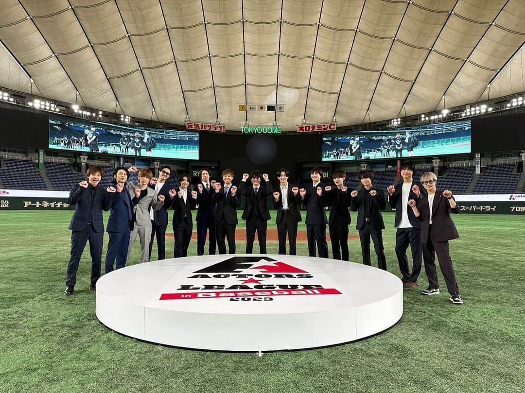 松島勇之介さんのインスタグラム写真 - (松島勇之介Instagram)「お久しぶりですInstagram 昨日『ACTORS☆LEAGUE in Baseball 2023』が開催されました⚾️  ご観戦、ご視聴くださった皆さまありがとうございました！！  今回もしれっとスーツでドーム入りしてたんですー  自前のスーツ着ることってあまりないから貴重な経験です。 ただ電車乗ってる時泣きそうになるくらい暑かった。 でもスーツは着てたいというジレンマに陥っていました。 つまりプレイボールより前に僕は戦ってたわけですね。はーい。  試合は勝てました！！ 一本ヒットも打てたし満足です😊  #アクターズリーグ」7月4日 10時27分 - limitedyu