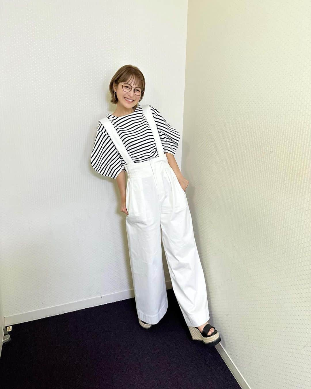 鈴木奈々のインスタグラム：「今日は朝から、 『ZIP!』生放送に出演しましたー😊 見てくれた皆さん✨ ありがとうございます🙇‍♀️✨ 緊張してたんですが、 ZIP！の皆さんが優しくて楽しかったです😆🌼🌼 感謝感謝です🙏✨✨✨ ZIP！で着てた衣装は、 Tシャツ. パンツ　 @la_boutique_bonbon_official  #ZIP #日テレ #生放送」