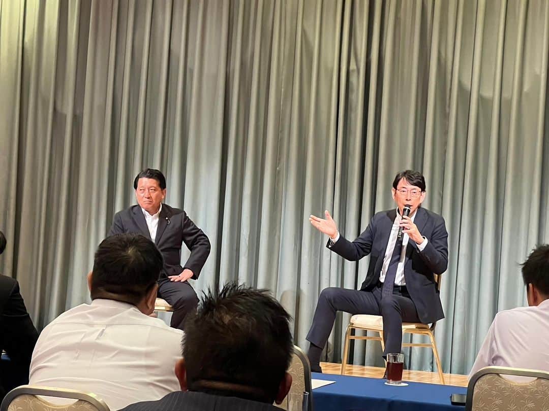 平井卓也さんのインスタグラム写真 - (平井卓也Instagram)「香川ニュービジネス協議会の総会とトークセッションに参加。友人の木寺氏にChatGPTの利活用について講演をいただき、その後二人で対談させていただきました。小野会長をはじめ会員の皆さんにお世話になりました。ありがとうございました。#平井卓也」7月4日 10時39分 - hiratakuchan0125