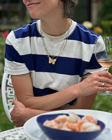 クレア・コフィーのインスタグラム：「By “wine pairing” we mean color coordination. #shrimpfashion #shrimp #tablescape #bandolStan 📷: @amberlgarrison」