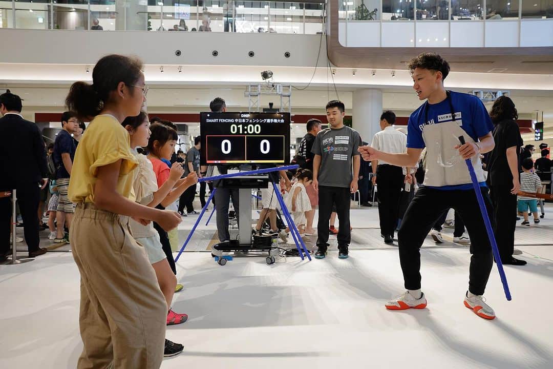 西藤俊哉のインスタグラム：「【presented byNTPgroup 2023Aichi Fencing Festival 第62回中日本フェンシング選手権】  試合後には会場に来てくれてた子供達に向けて、フェンシング体験教室を実施！！ 子供達が楽しそうにフェンシングに触れている姿を見て、こっちが元気をもらいました！！！！ きっとこの中からみらいのオリンピアンが生まれることでしょう！  子供ってなぜこんなに可愛いのだろうか、、、笑笑  (負けず嫌いを発揮しすぎて、子供相手にガチになり、2人ほど悔し涙を流させてしまったことは、ここでは伏せておきます。)」