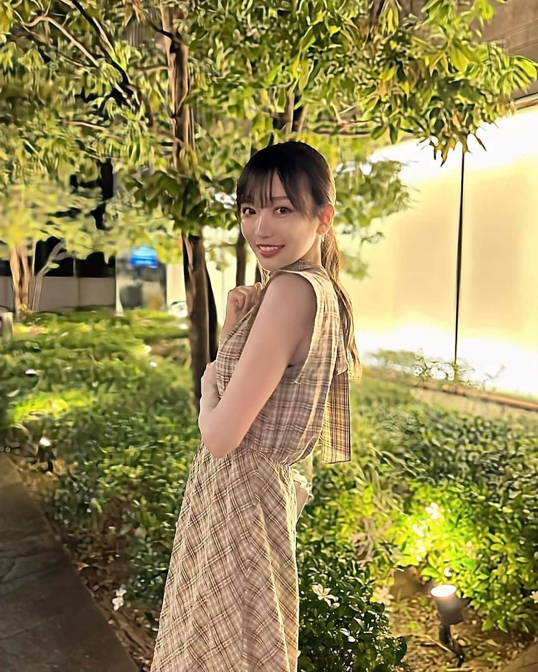 のインスタグラム：「おはよう♡ お出かけワンピースお気に入り👗𓈒𓂂𓏸 東京に来てるママと焼き鳥食べた〜 親孝行ご飯だよ( ᐢ˙꒳​˙ᐢ ) . . . onepiece: #cocodeal  . #私服 #私服コーデ #お出かけ  #休日コーデ #fashiongram」