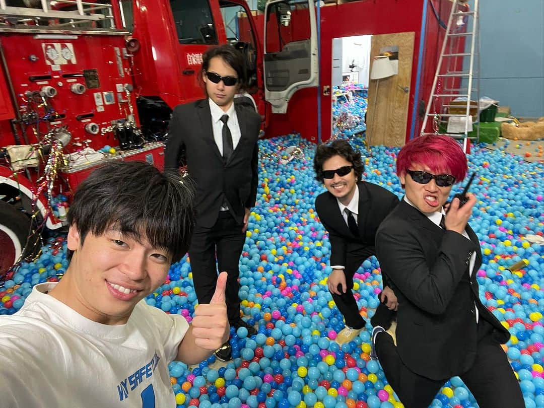 すしらーめん《りく》さんのインスタグラム写真 - (すしらーめん《りく》Instagram)「10周年という節目で登録者数700万人を突破する事が出来ました。この青いカラーボールはなんとライブ中登録して下さった人の数です！ しかも今回は皆んなと一緒にその瞬間を過ごせた！！！！！ トラブル多すぎたから心配してたけど昨日１日コメント読みまくってたら皆んなに楽しんで貰えたみたいで本当良かった😭 2枚目は、奇跡的に突破の瞬間俺の喜んだ手がバァバがと繋がる写真です。  ラストの写真は700万突破の瞬間　何かがスイッチに当たり「暗黒画面」になった時の写真です。  終止パニックだったけど思い出詰まりまくり。改めて遊びに来てくれてありがとうございました！  #記念日 #ライブ #すしらーめんりく #ユーチューバー」7月4日 10時39分 - sushi_riku