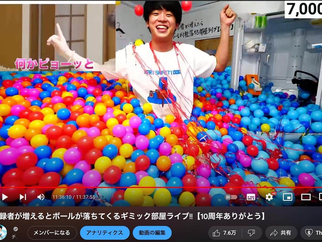 すしらーめん《りく》さんのインスタグラム写真 - (すしらーめん《りく》Instagram)「10周年という節目で登録者数700万人を突破する事が出来ました。この青いカラーボールはなんとライブ中登録して下さった人の数です！ しかも今回は皆んなと一緒にその瞬間を過ごせた！！！！！ トラブル多すぎたから心配してたけど昨日１日コメント読みまくってたら皆んなに楽しんで貰えたみたいで本当良かった😭 2枚目は、奇跡的に突破の瞬間俺の喜んだ手がバァバがと繋がる写真です。  ラストの写真は700万突破の瞬間　何かがスイッチに当たり「暗黒画面」になった時の写真です。  終止パニックだったけど思い出詰まりまくり。改めて遊びに来てくれてありがとうございました！  #記念日 #ライブ #すしらーめんりく #ユーチューバー」7月4日 10時39分 - sushi_riku