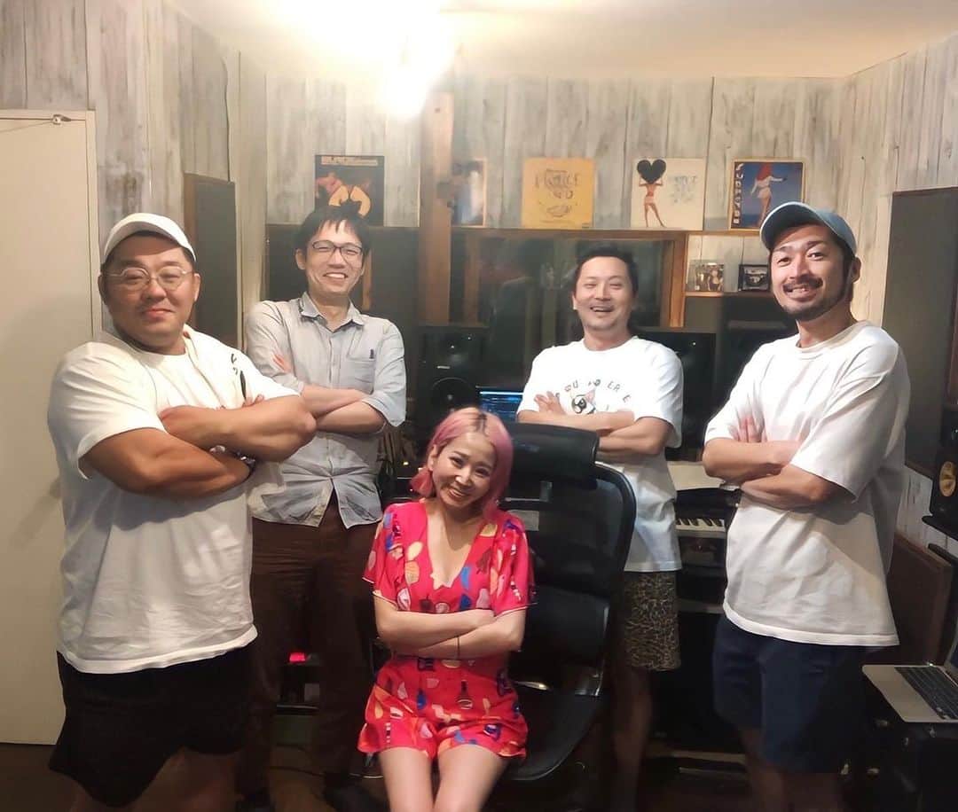あかつのインスタグラム：「【NO BRAKES】の競輪ソング レコーディング完了〜❗️ ONODUBさんと先生のおかげでめちゃめちゃ気分上がる興奮する一曲になったと思います‼️ 先生のトラック最高にカッコいいっす❗️ みんなに聴いてもらうのが楽しみ〜‼️ ONODUBさん晋平太 さんと曲出されているヤバい方でした‼️ ごっちゃんでした‼️  #競輪 #ケイリン #onodub #mitchman #marchin_director #先生 #ソカ #soca」