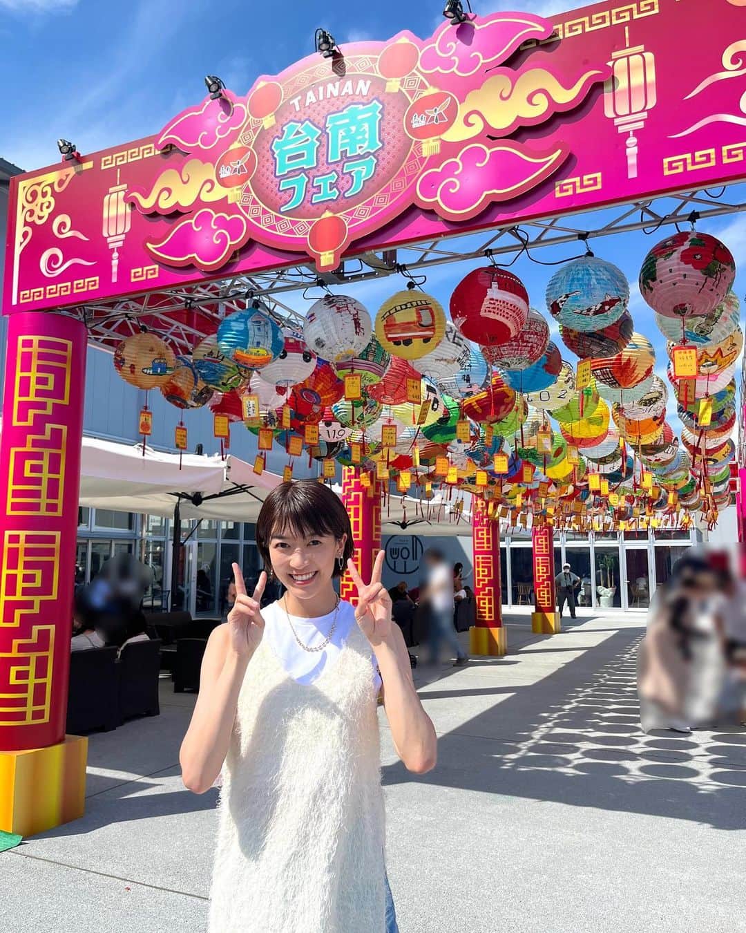 眞嶋優さんのインスタグラム写真 - (眞嶋優Instagram)「先日、群馬県に行きました！その時、 群馬県前橋市の道の駅「まえばし赤城」で行われていた 台南フェアにも☺️ 400個のランタンが色とりどりで、 青空に映えていて鮮やかでした！ 台湾料理も食べたかったな〜 いつか台湾に行きたいです！  I went to a Tainan festival in Gunma prefecture. There were 400 lanterns and  so beautiful. I heard that people in Taiwan celebrate the Lantern Festival each year.  Someday I would love to go to Taiwan and see the festival. Of course, I also want to eat Taiwanese food:)   #ゆっくり歩こうとしたけど恥ずかしくて走る人 #まえばし赤城 #道の駅 #群馬 #前橋 #台湾 #台南 #台南フェア #ランタン #ランタンフェスティバル #台湾旅行 #海外旅行 #台灣 #taiwan #tainan #gunma #japan #japanesegirl #asia #lantern #lanternfestival」7月4日 11時13分 - yu_mashima