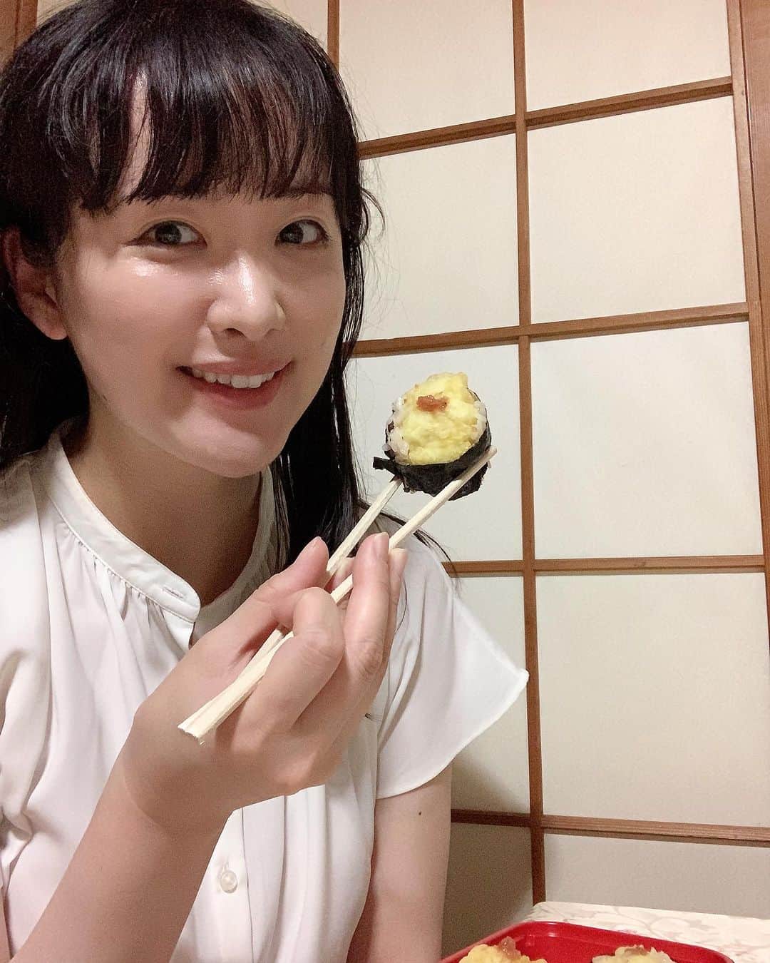 KagitaYukikoさんのインスタグラム写真 - (KagitaYukikoInstagram)「🍤🍙 なに 食べてるでしょう〜か？？  😆💕 ここの天むす 美味しくって リピートで来店ッ😋♪♪  毎月のお楽しみで♪♪  メニューが変わるんですが 7月は旬な鱧✨✨  ハモの天ぷらも 大好き😆💕  梅干しとの相性も 抜群で 最高〜💕  @tenmusu_hikari 天むすセットについてる 牛しぐれも絶品なんですが この牛甘辛おにぎりも 売ってるの✨🍙  7月5日から 鱧メニューはじまるし、 また買いに行こう♪♪  夏バテ対策にも 梅干しは良いよ〜😊🌈  #ゆきんこ #グルメ #テイクアウト #天ぷら #神戸 PR @tenmusu_hikari  #天むすひかり  #新開地グルメ  #新開地テイクアウト  #新開地ランチ  #神戸テイクアウト  #神戸ランチ」7月4日 11時14分 - mermaid.yukinko