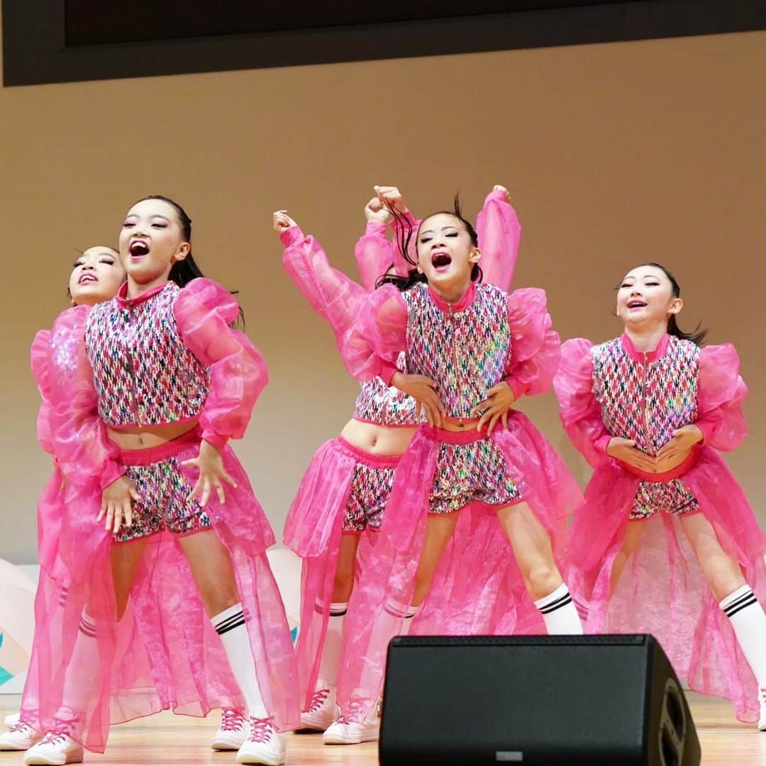 越村江莉のインスタグラム：「妹が初大会でした🩷 可愛いピンクの衣装を先生から与えて頂きました！🩷幸せか！🩷  去年は姉の大会を見学して、大会の凄さを目の当たりにしていたのですが 今年は本当にすごい子供たちばっかりで！🥹🥹 すごかったー！！🥳🥳 エントリーNO.1につき 全てのチームのダンスを集中して見ていた子供達。 来年に向けての勉強になりました！ 子供達がとってもチームワークもよくて、本当に良いチームの仲間ができ、お母様たちに感謝です！！  来年に向けて頑張って！🩷🤘はい、精進！  #リエントRクラウド #北陸中日ダンスバトル @rrc_.a  カメラマンは 公式ほっくさん」
