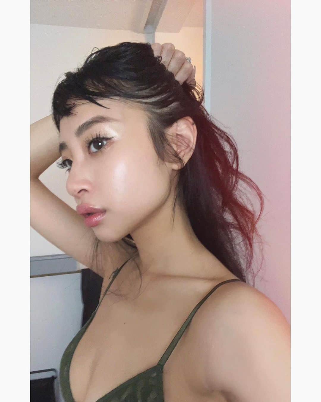 Juriのインスタグラム：「最近はラメのアイシャドーを大量にぬりたくるのがお気に入り🧝‍♀️  マツエクは @tomo3_eyelash  @deicy_omotesando 🤍  #アイメイク #ラメ #マツエク」