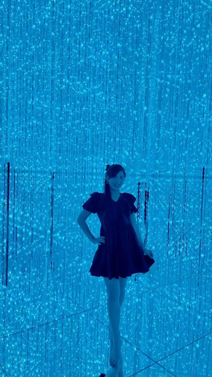 岡村真依のインスタグラム：「🩷🧡💛💜💚🩵  #チームラボ豊洲 #キラキラ #teamlab  #bellydancer #dayoff #夏休み #先取り」