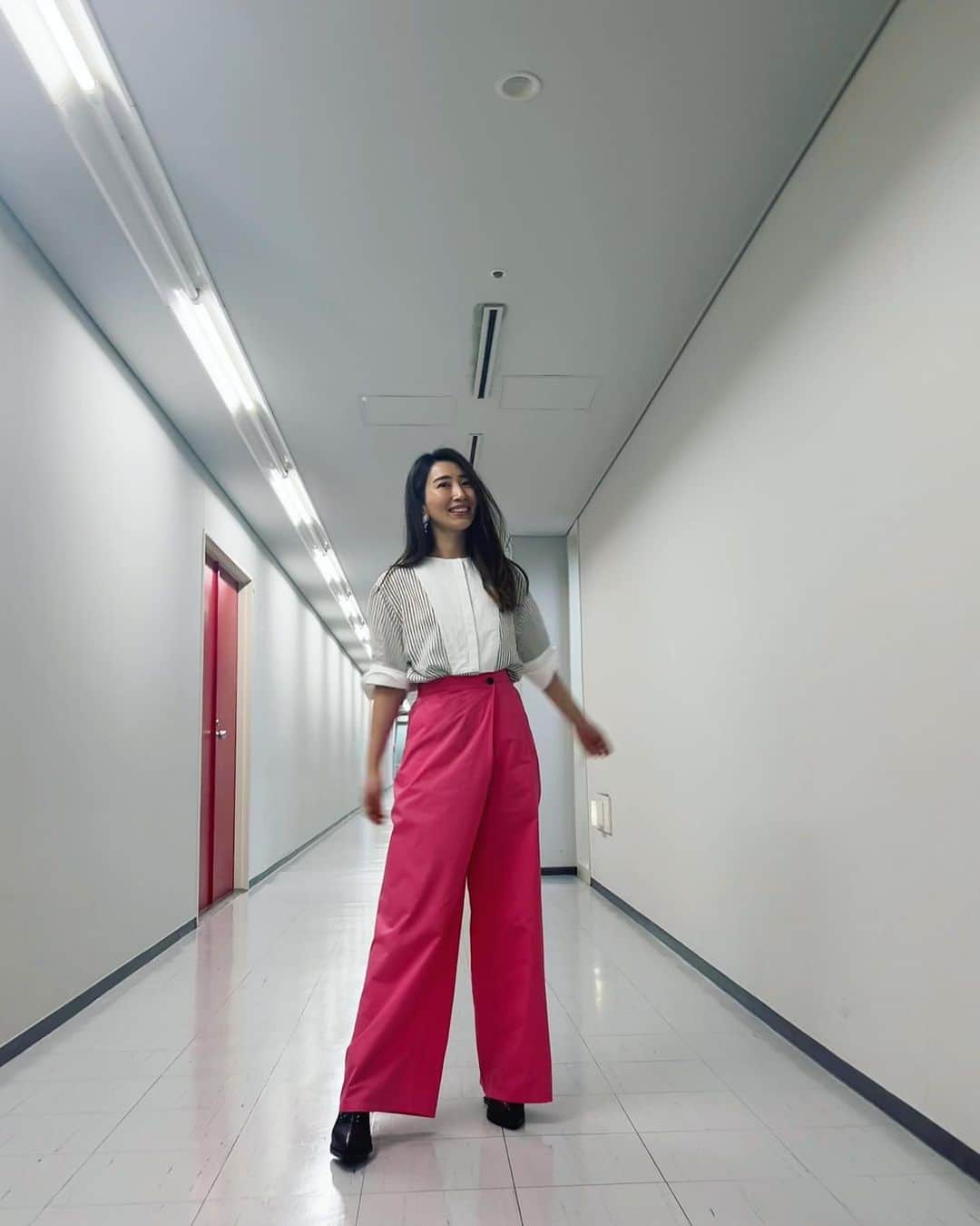 木嶋真優のインスタグラム：「今週は3本立てで稼働しています🏃‍♀️ 📺7/5水21:00 日テレ系列 『上田と女が吠える夜』 🎻7/8土  18:00札幌文化芸術劇場hitaru with 大林武司さん　Classsic/Jazz (初出しの新曲発表あります💫) 📺7/9日22:00MBS/TBS 『日曜日の初耳学ＳＰ』 みんな見てねー/聴きにきてねー🙌 #衣装 #札幌　#コンサート #hitaru」