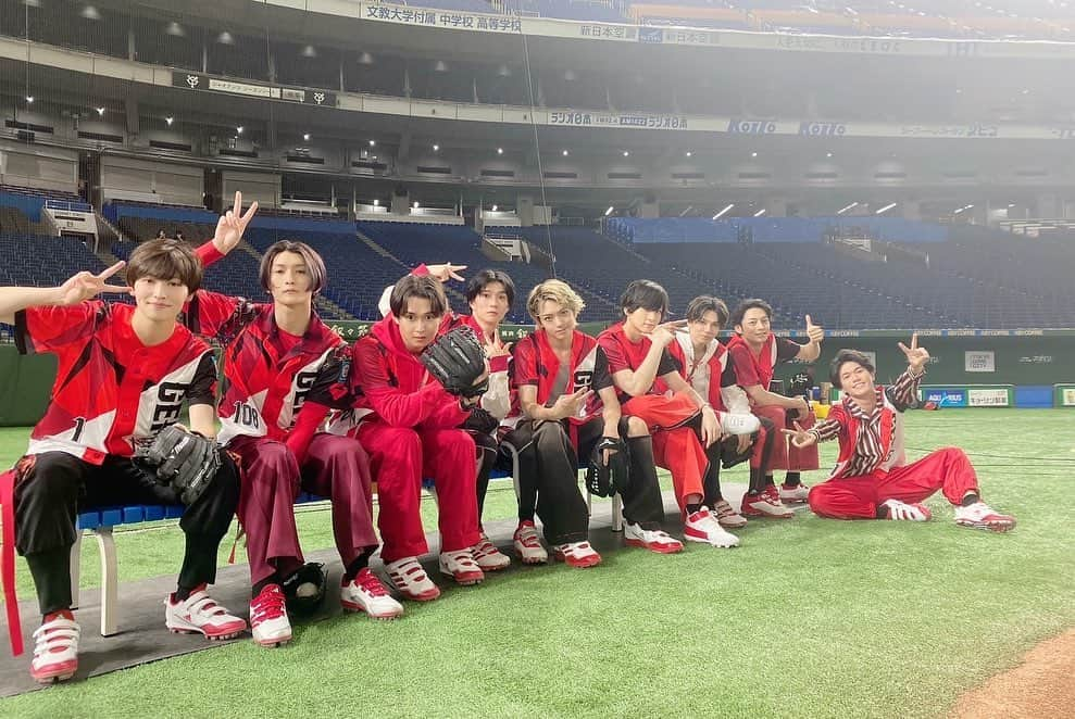 田村心さんのインスタグラム写真 - (田村心Instagram)「_ 『ACTORS☆LEAGUE in Baseball 2023』 ご来場、ご視聴ありがとうございました。 ⁡ 野球未経験チームとして 東京ドームに立たせていただき 楽しく、熱い1日を過ごしました。 ⁡ エキシビジョンマッチは チーム一つになって戦って 皆が本番で想像以上の力を発揮できたからこそ 負けてしまって悔しく思えたし ⁡ 2チームのガチ試合を 応援する事になってからは 本気でぶつかり合う姿に 何度も胸が熱くなりました。 ⁡ 熱くなりすぎて 応援で声枯れました。 ⁡ エキシビジョンマッチ内の 遠投キャッチを評価していただき 優雅なプレーをした人に贈られる エレガンス賞までいただいて 最高の1日でした。 ⁡ 1日経っても興奮冷めません。 ⁡ 関わってくださった方 応援してくれた方 全ての方に感謝です！！ ⁡ ありがとうございました！！！」7月4日 11時45分 - shin_tamura_official