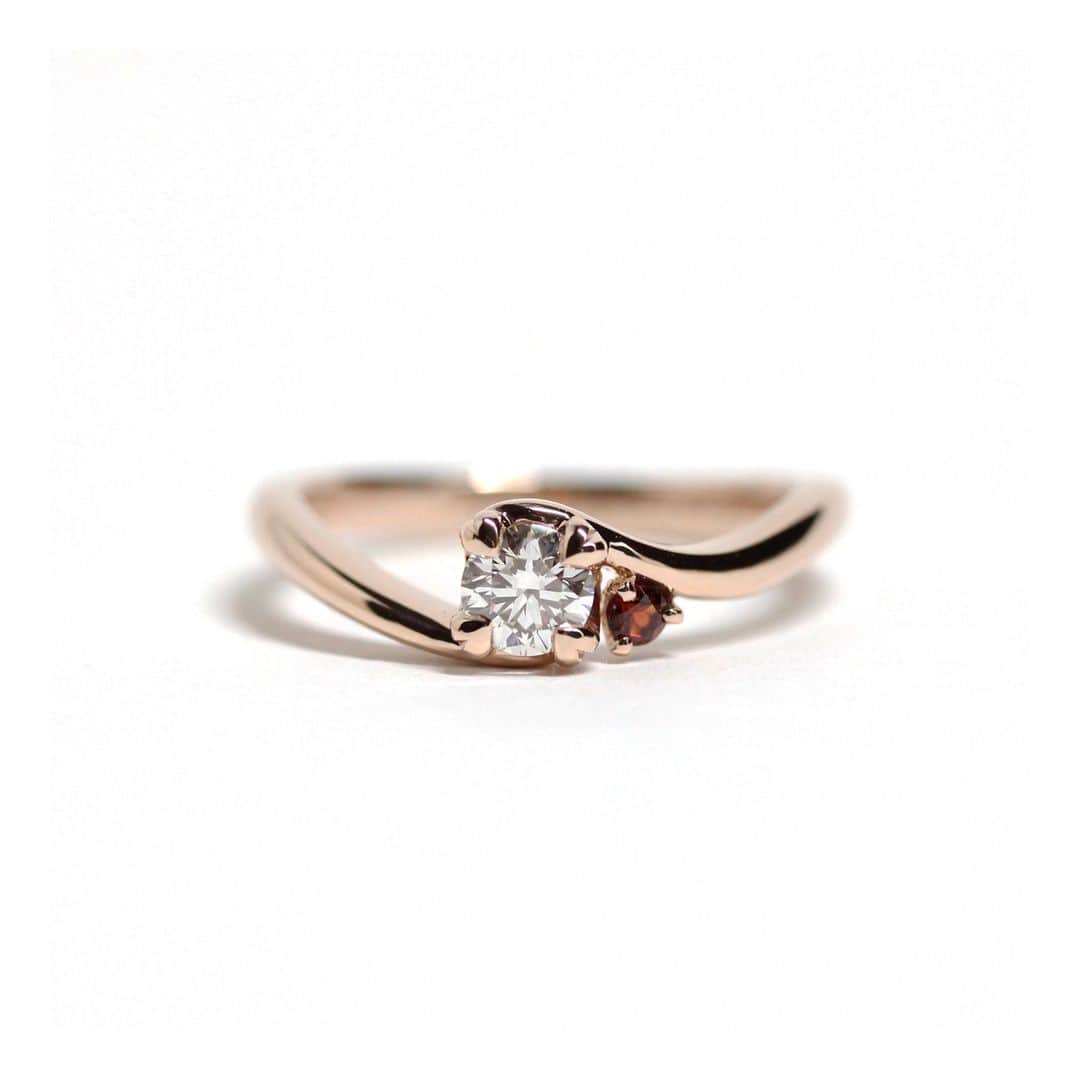 ith / イズ オーダメイド結婚指輪さんのインスタグラム写真 - (ith / イズ オーダメイド結婚指輪Instagram)「脇石に誕生石のガーネットを留め、 想いを込めて仕立てた婚約指輪です。  ダイヤにそっと寄り添うガーネットが 特別な指輪だと実感させてくれます。  共通のご友人からの紹介で お付き合いが始まったお二人。  指輪の内側には  “出会う前から好きでした” と お二人ならではのメッセージを記しました。  ▽ 指輪について 婚約指輪：フォルトゥナ K18PG：338,000円〜  お問い合わせコード：22278  *********************************** ⧉ ith 公式WEB  @ith_marriage アカウントTOPへ 　 ☞ プロフィールURLをタップ  ⧉ 公式ハッシュタグ   ☞ #イズマリッジ   ⧉ 暮らしに寄り添うジュエリー  ith online store ☞  @ith_jewelry   ***********************************   #婚約指輪 #エンゲージリング #福岡 #福岡花嫁 #福岡天神 #カスタマイズ #オーダーメイド #オーダーメイドリング #手仕事 #結婚指輪オーダー #アトリエ #ゴールドリング  #ダイヤモンド #結婚指輪探し #結婚指輪選び #指輪選び #指輪探し #結婚準備 #婚約 #プロポーズ #プレ花嫁  #花嫁準備 #2023秋婚 #2023冬婚  #2024春婚 #2024夏婚 #職人 #ピンクゴールド #ガーネット」7月4日 11時45分 - ith_marriage