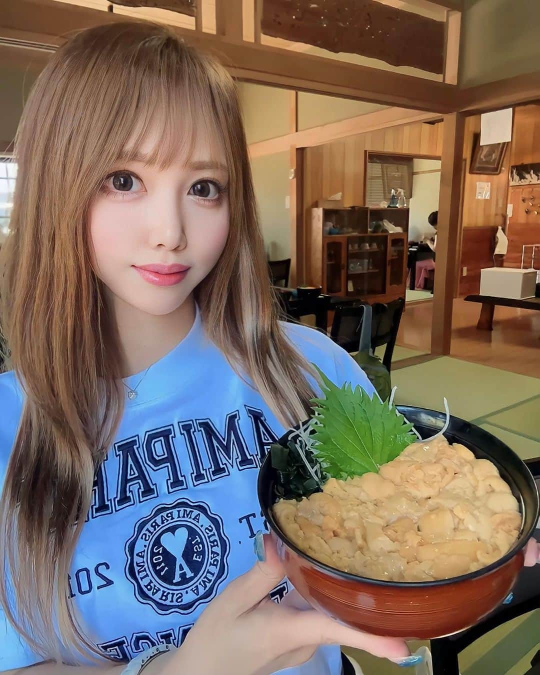 北山美奈のインスタグラム：「今年も中村屋からウニ丼スタート✴️ 今年は何杯食べれるかなぁ☺️」