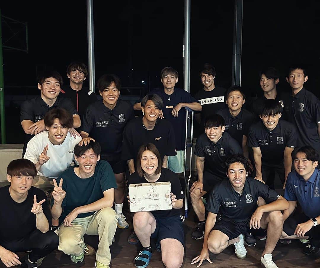 山根恵里奈のインスタグラム：「🦁𝟚𝟘𝟚𝟛.𝟞.𝟚𝟝  6月25日、私がローヴァーズのスタッフとして 最後の試合でした⚽️  その日にそのまま 木更津スポーツヴィレッジで @kisarazu_sv_official  お別れBBQやってもらいました🍖  私が見てきた2年半。  1年目は、何とか1枠を勝ち上がって 迎えた関東大会は2回戦で悔しい思いをして。  2年目は、関東大会の準決勝 あと1点が遠くて、悔しい思いをして。  そして今年。 きっと3度目の正直で、関東リーグへの昇格 叶えてくれるはず、と思ってます😉  6月25日の試合は市川SCさんとの 暫定1位2位対決でした。  最後に、本当に素晴らしい試合を 目の前で見せてもらいました😁  この2年半、私がローヴァーズで 何が出来たか、何か残せたかは自分にはわかりません。  私が大事に思っていること、大切にしたいものは きっと形には残らないものばかりなはずなので。  ただ、ここに居たことが この2年半で関わった選手の 誰か1人の何か力にでもなってたとしたら 私にはそれが嬉しいことかなと思います✌🏻  ローヴァーズと、選手・スタッフ皆さんの 今後のご健康とご活躍と、さらなる躍進を祈っております🍀  お別れのプレゼントは 和蔵酒造さんのお酒でした🍶  新天地で木更津の思い出に浸りながら いただこうと思います🥹  それにしても お別れのプレゼント お酒率高めだ…😀 （高めどころかほぼ100％か。笑）  #房総ローヴァーズ木更津fc  #房総からjへ #今年こそ関東昇格 してね  #thankyouforall  #ありがとう」