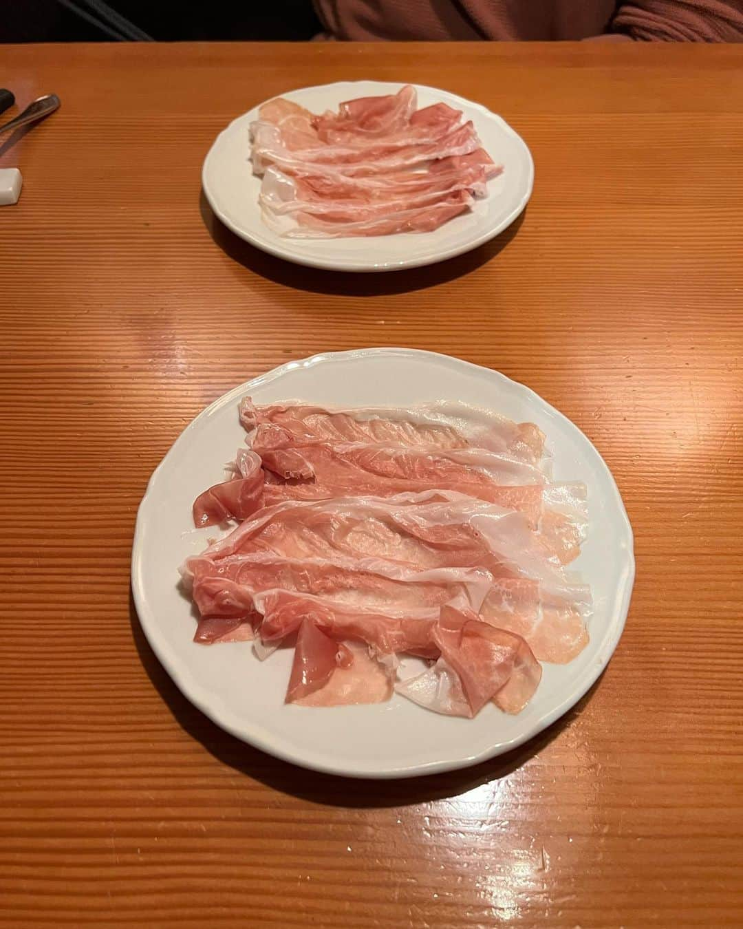 丸山クルミさんのインスタグラム写真 - (丸山クルミInstagram)「ここ数ヶ月の食 全然投稿せず溜まるばかりの写真をひとまずいくつか🍽️ ・とある日の朝🥐 ・夫がイタリアンシェフに習ったパスタを家で練習🍝 ・大仏プリン屋さんのソフトクリーム🍦 ・全てが美味しい美味しいお店 @fridge_dal1999 🇮🇹 と  大好き @bon_dabon の生ハム」7月4日 12時06分 - hiuianela