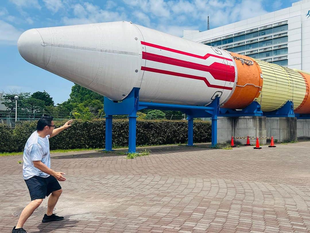 Gたかしさんのインスタグラム写真 - (GたかしInstagram)「JAXA筑波宇宙センターの見学ツアーに来ました‼︎ チャンス大城さんも一緒です笑  とりあえず、ミノワマンさんが新幹線を止めたテリーマンばりにロケットを止めようとしてました🚀  ではでは、宇宙に行ってきます‼︎  #宇宙 #jaxa #つくば」7月4日 12時04分 - g_takashi.kinkin