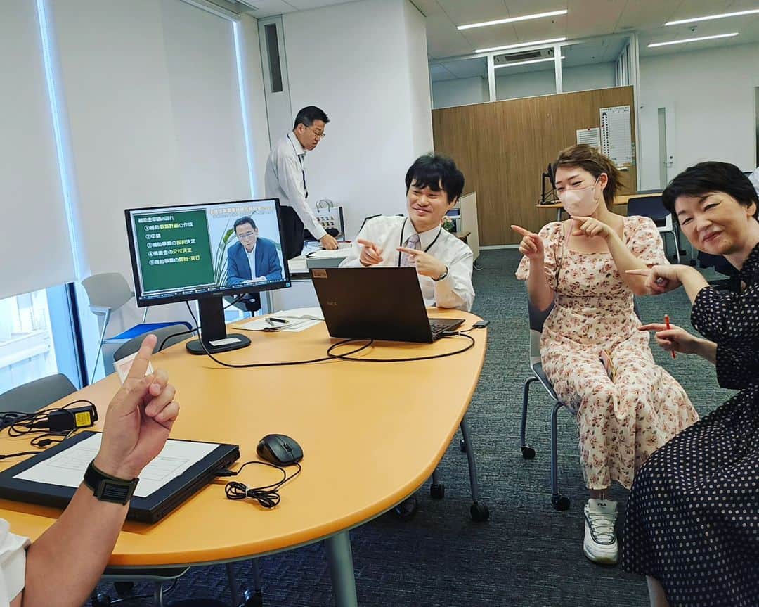 竹内弘一のインスタグラム：「京都商工会議所のYouTubeチャンネル ぜひ！ご覧くださーい！！ 職員さんがコツコツ作り続けて100本突破！ 全国の商工会議所のなかでもここまで やっているところはなかなかありません！ Instagram、Facebook、Twitterなど のSNSも含め、情報発信を通じて 京都企業の発展を下支えします！ (私は手しか写ってなかった。。)  #京都商工会議所 #京商」
