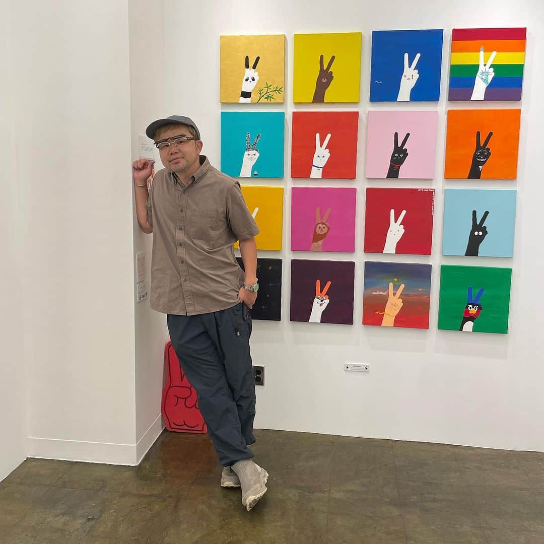 西寺郷太のインスタグラム：「日曜日、マハラージャンと TAIKING のライブを渋谷に観に行く流れで松田岳二 @cbsmgrfc さん（チャーべ君）が @bankrobber_labo  で行われている初個展に！  チャーべ君と出会って20年以上になりますが、元々僕は ニール＆イライザ の大ファンで（今もふたりが大好きです）憧れの存在。その後、人生の色んな局面でアドバイスもらったり助けてもらったりの連続で今に至ってます。  絵に関しても、最初にインスタにあげたキャンバス画を見てすぐに「個展やろうよ！」ってチャーべ君が声をかけてくれて、推してくれて僕も楽しい世界を知ることが出来ました。  もちろんコロナ禍直撃で何も出来ない、特に音楽で集まりにくいあの時期に絵なら色々全国回れて皆と会えて可能性が広がるのでは？と邁進したのもありますが、それもチャーべ君の導きがあったからです。  この前話している時に「郷太の絵に対する姿勢（いきなりいっぱい作品を作ったり、お客さんと向き合ったりするパワーみたいなもの？）」から刺激を受けて、自分でもやってみようと思ったんだと言って下さって、なんだか嬉しくて。  この前の西寺郷太ソロライブも名古屋や大阪や福岡の世代が混ざった仲間もアルバム『Funkvision』『サンセット・レイン』含む、この3年のトライ＆エラーの中で見つけた「これからの自分」という実感があります。それもやはりいつもフレッシュに進化しつつ、若手や後輩に手を差し伸べてフックアップし先を走る先輩チャーべ君のおかげだな、自分も見習って自分に出来ることを続けたいなと改めて思いました。  チャーべ君の初個展は今日（火曜日）までです^ ^。  東京都渋谷区宇田川町36-2 HMV record shop 渋谷 2F」