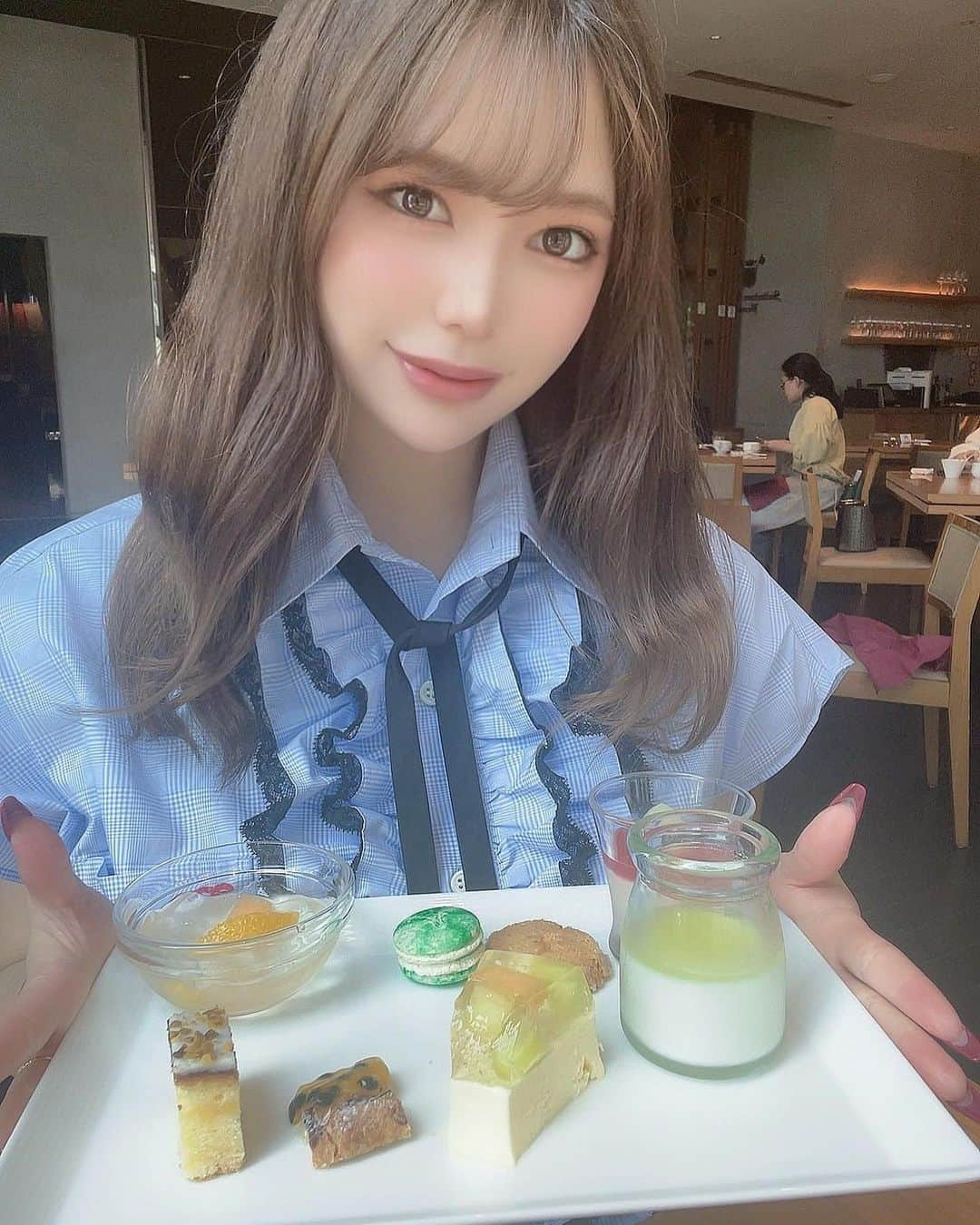 結城ちかのインスタグラム：「XEX日本橋にいってきたよ〜🍈 今回はメロン沢山でした❣️  ビュッフェは種類豊富でデザートの他にも ピッツァやパスタ、サラダなど沢山あるので満足✨✨  ぜひいってみてねー！！！  #xex  #xex日本橋 #メロン　#夏ビュッフェ　#ランチビュッフェ　#スイーツビュッフェ　#夏スイーツ」