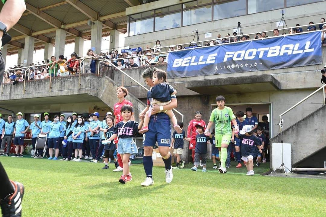 横山久美さんのインスタグラム写真 - (横山久美Instagram)「試合に勝つと歩いてるだけで喜んでもらえ負けると喝を入れられる。 そんな地域がここにある。 俺はそれが好きや！！！！  まだまだやる事たくさんだなと感じた試合 この中断期間が勝負の境目 緩める事なく練習あるのみ！！！！  ひかり泣かずに良く頑張りました😁  PS.このみ毎度温度差なに😑😑😑  #岡山湯郷belle #湯郷温泉 #アスレタ」7月4日 12時23分 - yoko10_official