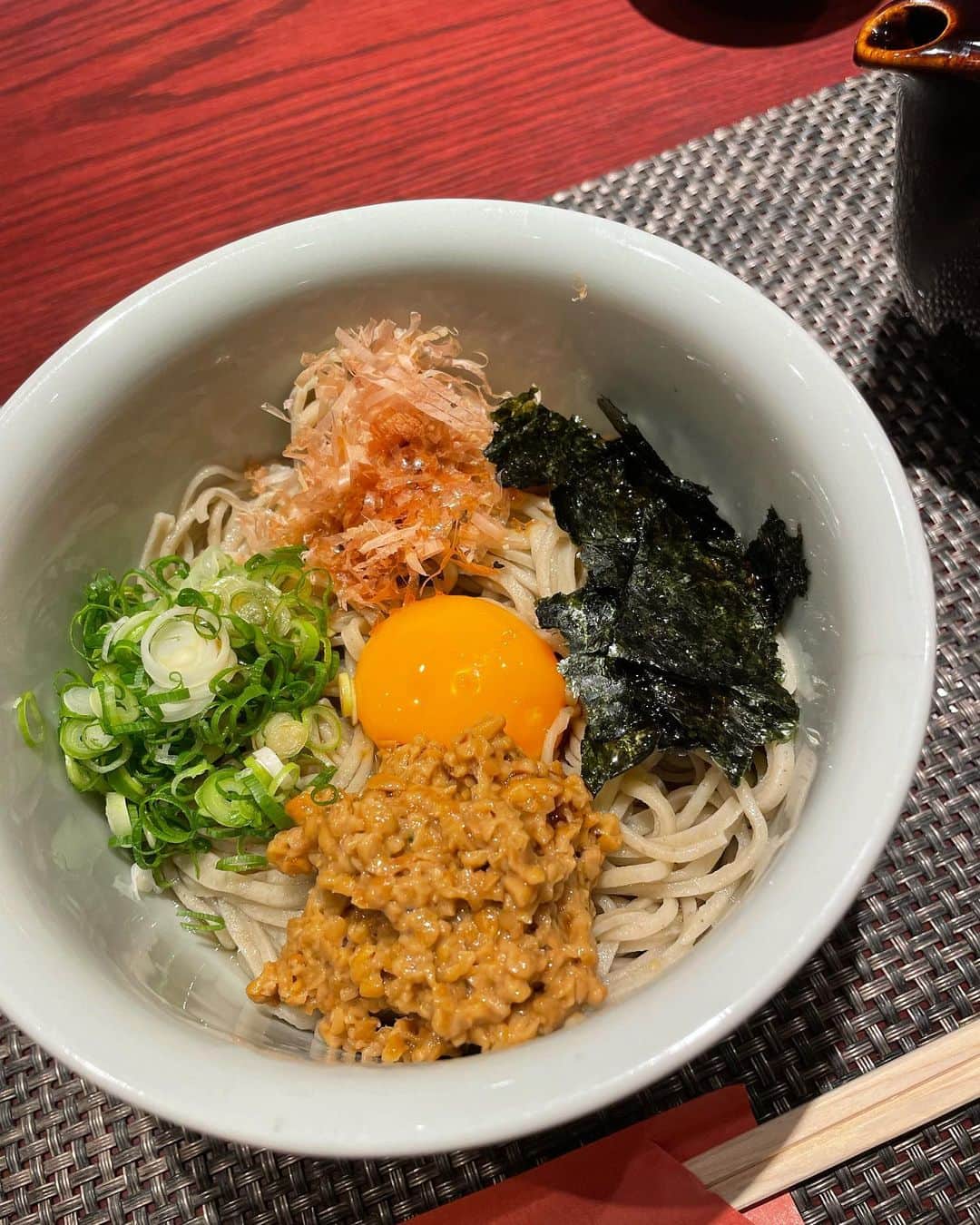 芝彰子さんのインスタグラム写真 - (芝彰子Instagram)「☀️  納豆蕎麦っておいしーよねー 堪らんね〜。  不思議と🇹🇭では和食を欲さなかったのに 日本🇯🇵に帰ってきて ずっと食べたくなってたのがお蕎麦。  何蕎麦がお好きですか？」7月4日 12時24分 - akiaki1221
