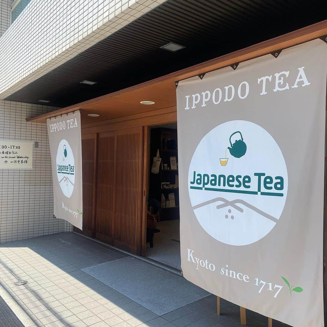 一保堂茶舗のインスタグラム：「仮店舗は、いつもと違うスペシャル暖簾で、お迎え中。喫茶室はお休み、テイクアウトはやってます。ぜひ、ご利用くださいませ。  Our temporary store’s NOREN is special edition. Takeaway is available here. We’re sorry but Kaboku tea room is not available at this time.   #ippodotea #ippodo #noren #暖簾　#一保堂茶舗 #一保堂」