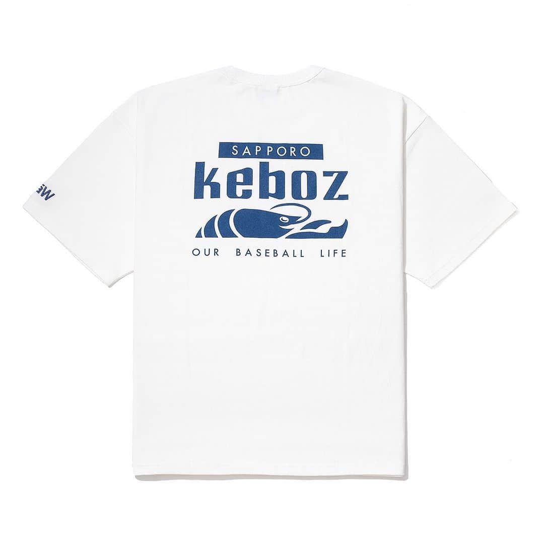 MāWさんのインスタグラム写真 - (MāWInstagram)「[KEBOZ] KEBOZ × MaW “Exclusive Tee”  「KEBOZ POP UP SHOP IN MaW」の開催を記念して製作された別注TEE。  KEBOZ定番のTシャツにアイコニックなグラフィックがあしらわれたこちら。  フロントにはワンポケットを加え、刺繍＋ピスネームでシンプルに仕上げています。左袖にMaWのショップロゴの刺繍が施されています。  素材には高密度に編み立てられた11ozの度詰めの空紡天竺を採用。程よいシャリ感のある肌触りで一枚で着てもとても心地よい一枚。  ゆったりとしたビッグシルエットがリラックス感のある着心地を実現。洗ってもへたりにくく、ヘビーローテーションの1枚として活用できます。  ※KEBOZ直営店舗では販売しておりません。  ▶︎ #mawsapporo #MāW #insonlinestore #keboz #sapporo #hokkaido」7月4日 12時24分 - maw_sapporo