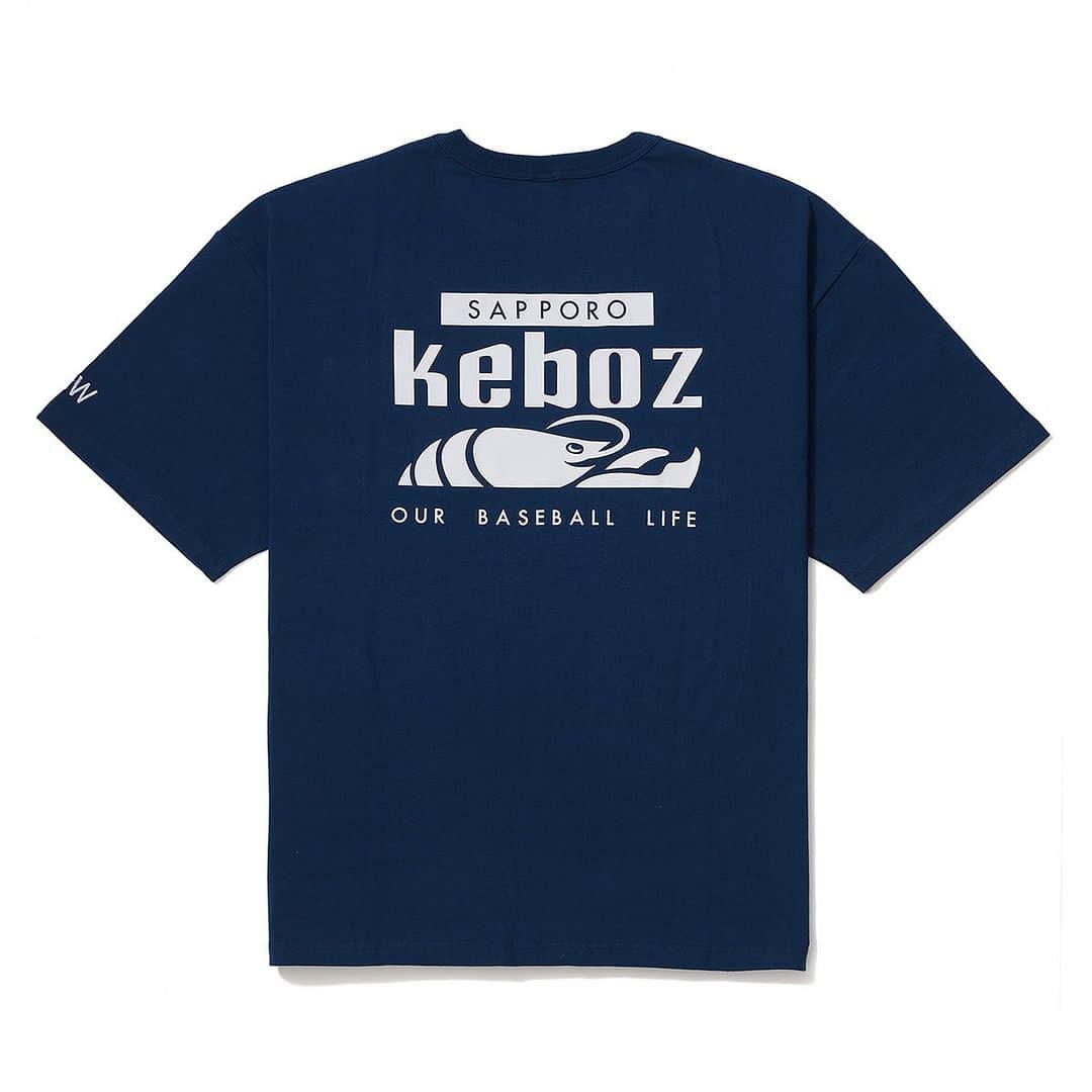 MāWさんのインスタグラム写真 - (MāWInstagram)「[KEBOZ] KEBOZ × MaW “Exclusive Tee”  「KEBOZ POP UP SHOP IN MaW」の開催を記念して製作された別注TEE。  KEBOZ定番のTシャツにアイコニックなグラフィックがあしらわれたこちら。  フロントにはワンポケットを加え、刺繍＋ピスネームでシンプルに仕上げています。左袖にMaWのショップロゴの刺繍が施されています。  素材には高密度に編み立てられた11ozの度詰めの空紡天竺を採用。程よいシャリ感のある肌触りで一枚で着てもとても心地よい一枚。  ゆったりとしたビッグシルエットがリラックス感のある着心地を実現。洗ってもへたりにくく、ヘビーローテーションの1枚として活用できます。  ※KEBOZ直営店舗では販売しておりません。  ▶︎ #mawsapporo #MāW #insonlinestore #keboz #sapporo #hokkaido」7月4日 12時25分 - maw_sapporo