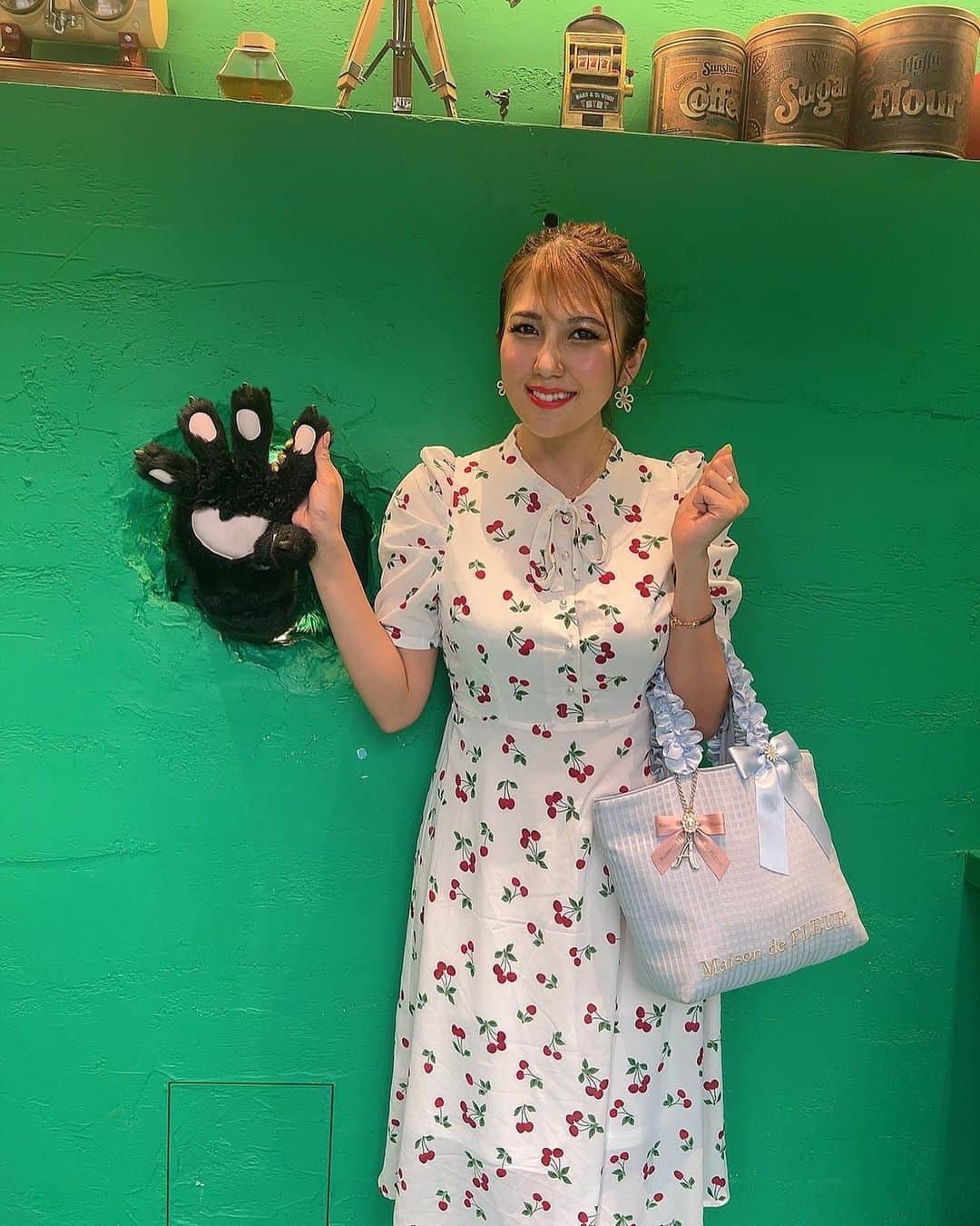 神谷麻美さんのインスタグラム写真 - (神谷麻美Instagram)「#ANAKUMACAFE 行ったよ💚🩷🧸🩷💚✨️  アナグマボトル可愛い〜🩷🧸🌈🩷✨️  くま好き〜🩷🧸👒🌻🩷🌞🩷✨️  7匹のクマがいとなむ新感覚非日常体験型カフェで、 壁に開いた小さな穴から、モフモフのクマの手が可愛くおもてなししてくれるよ🧸🩷✨️  キャラメルkumaペチーノ飲んだよ🩷美味しかったぁ🩷🧸🥤🩷✨️  ANAKUMA BOTTLEのくまちゃんも#アナグマボトル で飲んでて、可愛すぎる💖🧸🧸💖✨️  PR @anakuma.cafe #アナクマカフェ  #原宿グルメ #原宿スイーツ #渋谷スイーツ #北参道カフェ #北参道グルメ #明治神宮前カフェ」7月4日 12時33分 - asamice428
