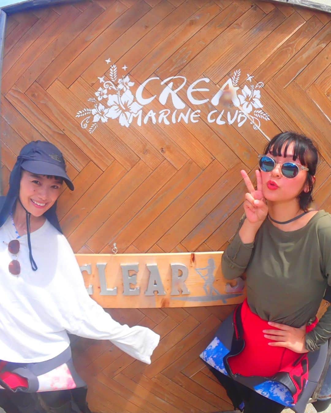 近藤夏子さんのインスタグラム写真 - (近藤夏子Instagram)「海は優しくもあり厳しくもある🌊✨  笑笑 沖縄で人生初のダイビングしてきました🐠✨with 志穂 @shiho_takechi 🫶 青の洞窟🩵すごいでしょ？🤤  でもね、えっとね、、正直余裕やと思って挑んでね、めーーーーーーーっちゃこわかったですw が、しかし、最後はめちゃくちゃ楽しくなりました🤤w  "楽しい、気持ちいい、最高"にたどり着くまでの私は、海の中でかなりの葛藤を繰り広げてました🙋‍♀️ 海の中に潜ることで、あんなにも自分と向き合うことになるなんて、、、 自分の弱いところが全部出てしまうなんて、、、 ね🫰w  潜った瞬間、あ、無理、、って怖くなってね、そのあとはもう頭の中がぐるぐるぐるぐるぐるぐるぐるぐる🌀色んなこと考えすぎて軽くパニック🤯 "何も考えないこと"とアドバイスもらってたのにねw でもそれは陸にいる時の私へのアドバイスであって。。  私って、 ⚫︎考えすぎる ⚫︎真面目 ⚫︎0か100か ⚫︎気ぃ使い ⚫︎負けず嫌い っていう性格がかなり強めなんですが、ダイビングしてるときめちゃくちゃそれが出てきてw  まず潜ってすぐ ▷いろんなことを【考えすぎる】ことからの恐怖心 そして、 ▷陸で習ったことを忠実にやらなければという【真面目】さから周りの景色楽しめない んでもって、 ▷とにかく息を吐き切ることが大事って言われたのに【100で挑む】から不自然な呼吸になって涙目 そしてそして、 ▷一緒にもぐってる志穂や教えてくれてるインストラクターさん、 早く楽しくならなければ、、邪魔しないようにしなければ、、と思う(みんな優しいのにねw) しまいには、、 ▷絶対余裕で泳げるようになる！！ここでリタイアなんて絶対するな！！やるって決めたのは自分やろ！！というなぞの【負けず嫌い】精神との戦い。  そんな修行みたいなダイビングしてた私が、最終的にどうやって楽しくなったかと言うと、、  "ニモだぁ。ニモの赤ちゃんだぁ。あぁぁぁかわゆうううう。" ってカクレクマノミの可愛さにほだされて、眺めてたら、、 "あれ？自然に呼吸できてるやん！え？なんもこわくない！わぁ" ってなりましたw(2つ目の動画参照)  ほんと人騒がせ😇w  自分が考えすぎていたアレもコレも何も起こることなく、リラックスして目の前の景色に集中したら、ものすごおおおおおおおく幸せな空間で💖  "ね、人生と同じでしょ？？"  って海に言われた気持ちになりましたw 海、ありがとう。  いや、志穂とたけちゃん(インストラクター様 @marineclubcrea )、ありがとう。だなw ダイビング、またやりたい🤿✨ 今回の学びから、陸での生活で意識できることをしっかり意識して、精神を鍛え、自分の生き方を見直して、次に向かいたいと思います🤛(また出てる私の性格w)  あーーーおもろかった🥰w #ダイビング #沖縄 #青の洞窟 #初ダイビング #沖縄ダイビング #人生 #自分と向き合う時間  #ダイビングって楽しいよ wwww #日焼け対策に必死なのは年齢的にも仕事的にもね」7月4日 12時28分 - kondonatsuko