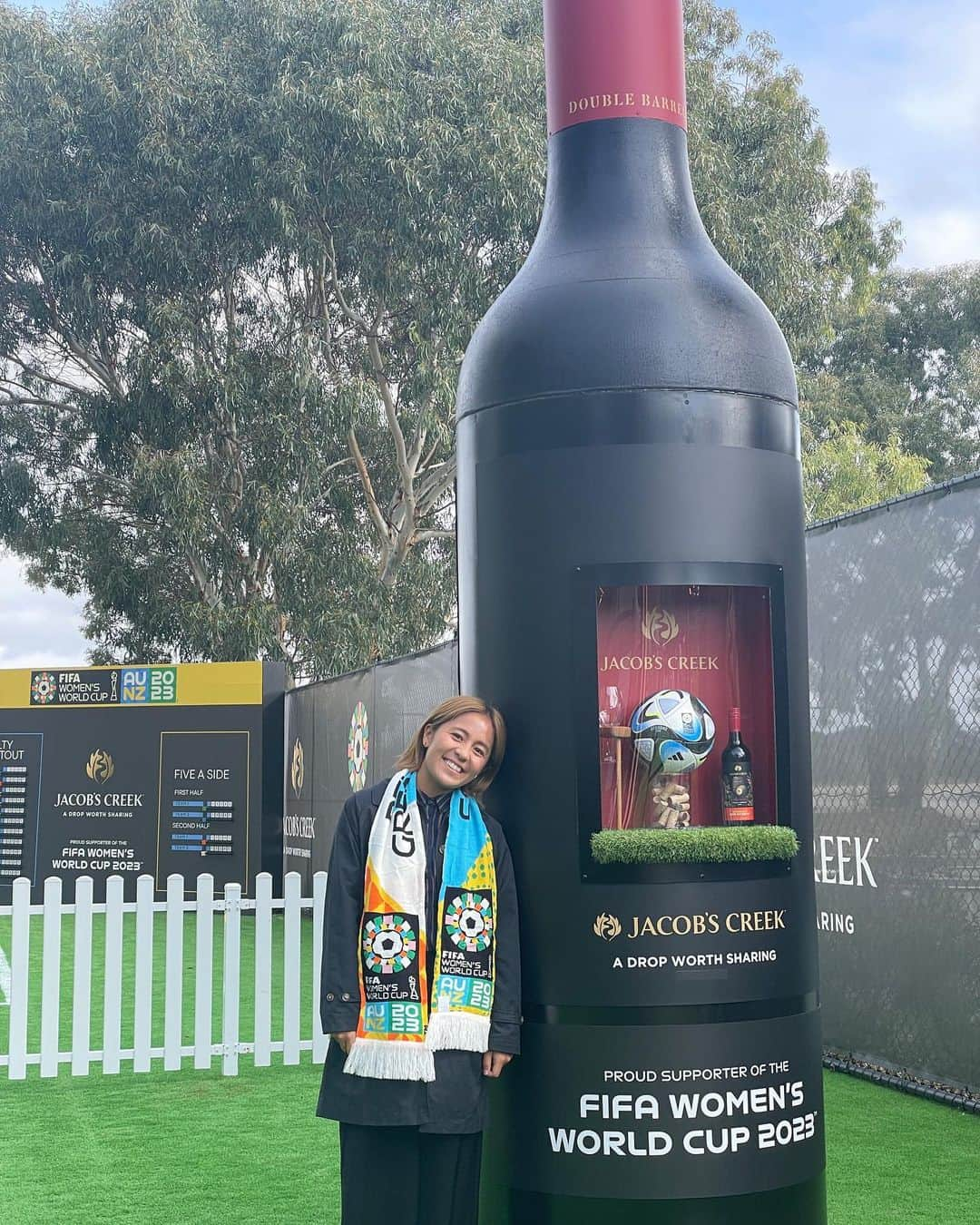 岩渕真奈さんのインスタグラム写真 - (岩渕真奈Instagram)「🇦🇺🏆⚽️ ⁡ FIFAから素敵な機会をいただき 今オーストラリアへ来ています！！！🇦🇺 ⁡ 2011年以来初めて 優勝トロフィーを手にさせていただきました🏆✨ （キスしてる風です📸笑） ⁡ 正直な話をするともう一度選手として掲げたかったですが…この仕事を通じて2011年の優勝はものすごく特別な事だったんだと改めて感じる事ができたと共に、もう一度なでしこジャパンにこのトロフィーを日本へ持って返ってきて欲しいと強く思いました🇯🇵🔥 ⁡ 頑張れ！みんな！ 頑張れ！なでしこジャパン✊ ⁡ #FIFAGoingBeyond #fifawwc  #なでしこジャパン」7月4日 12時30分 - iwabuchi.m_jp