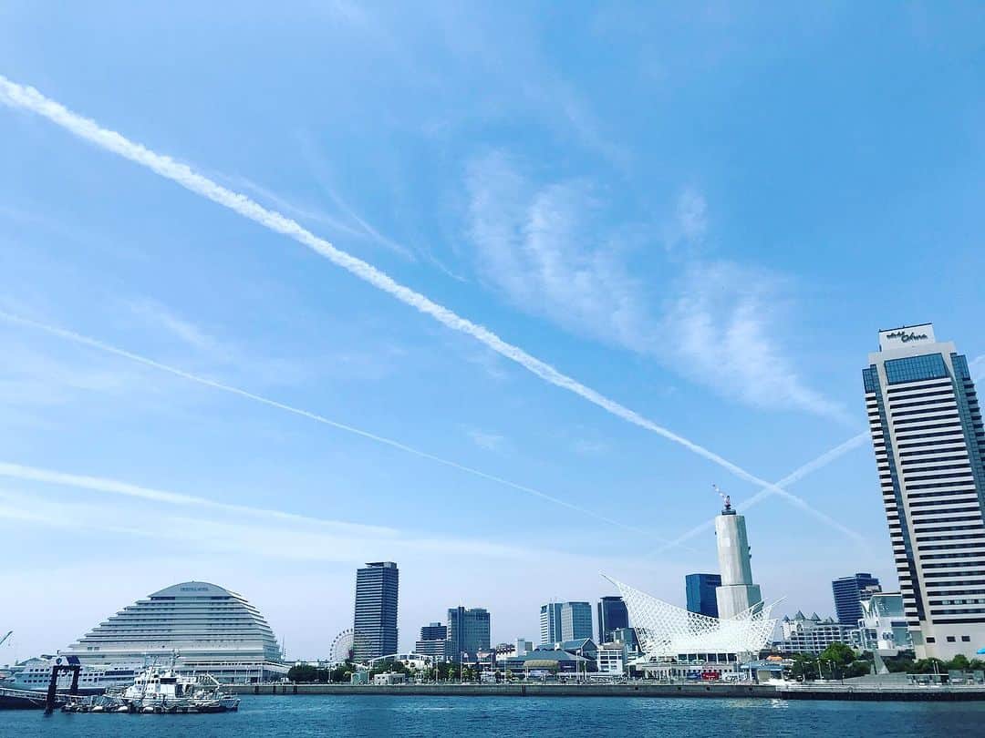 岩田亜矢那のインスタグラム：「空が青くて気持ちがいい✨  綺麗に飛行機雲✈️も通ってて ついパチリと📸  別なところからも撮ろうとしたら もう飛行機雲は崩れてました〜  晴れているのは嬉しいのですが 今日は暑くなるところも多いそうで🥵 熱中症に気をつけて しっかり水分、塩分補給ですよー！  体調に気をつけつつ 本日も皆様のご予約お待ちしております♪  ☆プルメリアメニュー☆  🌸  ドライヘッドスパ  ドライヘッド30分 ￥5,940  ドライヘッド45分 ￥7,700  🌸  ホットストーンマッサージ ホットストーン30分 ￥7,150 ホットストーン45分 ￥8,250  🌸  小顔矯正 (リフトアップ) 小顔 30分 ￥4,400 小顔 45分 ￥6,600 小顔 60分 ￥ 8,800  🌸  夢見ここち  50分 ￥11,000  🌸  ネトラバスティ(眼の温泉) ￥5,500  🌸  美肌トリートメント  美肌 45分 ￥8,030 美肌45分+夢見ここち ￥ 19,030 美肌 45分+ドライヘッド30 ￥13,970 美肌45分+ドライヘッドのみ (延長15分) ￥10,010  🌸 オプション ネイルケア ￥1,980 フェイスパック ¥ 1,980 アイパック ¥ 1,980 ハンドマッサージ ¥ 1,980 延長１５分 ¥ 1,980  ホットストーン追加 ¥ 1,100 ヘッドスパジェル追加 ¥ 1,100 プルメリアオイルへ変更 ¥ 1,100  ※オプションのみの施術はできません  プルメリアご予約は ☆当サロン、インスタのメッセージ @plumeria_lalasweet ☆Google ☆みなと温泉蓮へ電話にてプルメリア予約 （スタッフへの個別メッセージはご遠慮ください）  �Plumeria  神戸みなと温泉 蓮 Plumeria 〒650-0041 兵庫県神戸市中央区新港町１−１ 0783817000  #KOBE #KOBEMINATOONSENREN #PORTOFKOBE#fyp#siteseen #神戸みなと温泉#神戸日帰り温泉#関西温泉 #兵庫温泉#みなと温泉蓮#神戸温泉#神戸市 #神戸ホテル#神戸ヘッドスパ#神戸スパ #神戸旅行#神戸おすすめ#おすすめにのりたい#神戸デート #ラスイート#lalasweet#ララスイート #atoa#アトア#coolbeauty#headspa#プルメリア#고베관광#고베당일치기#고베온천」