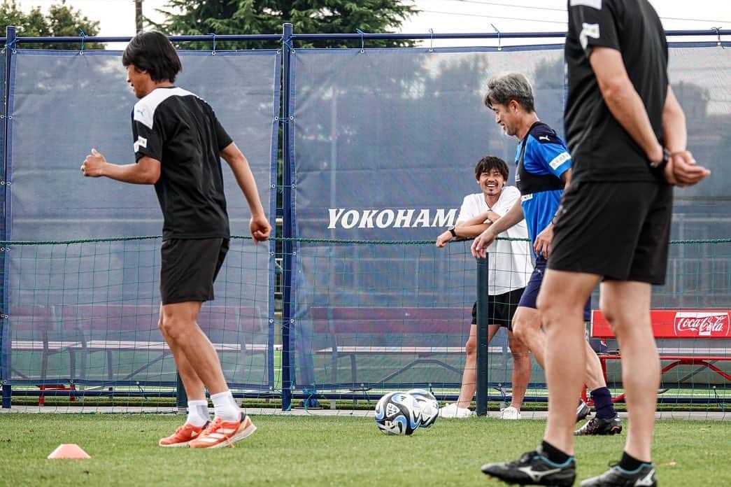 松井大輔のインスタグラム：「カズさん　俊さん。 変わらないなぁー  カズさん練習いつも手を抜かない キレキレ、練習終わってからも 自分に足りない所をやる。  #すごすぎ #いつも思う #だれもついていけい #明日も頑張ろってなる #yokohama #soccer #j1」