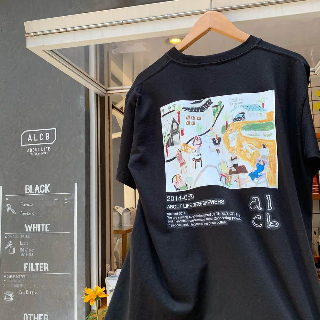 ABOUT LIFE COFFEE BREWERSさんのインスタグラム写真 - (ABOUT LIFE COFFEE BREWERSInstagram)「【ABOUT LIFE COFFEE BREWERS 道玄坂】  ABOUT LIFE COFFEE BREWERS Dogenzaka is 9 anniversary on 5/31.  We made 9 anniversary’s Tshirts collaborated @convenienceyoung !!!  Artist @convenienceyoung inspired by specialty coffee culture and photography of Rwanda we always visit.  It’s super matches specialty coffee culture and street wear.  We choose organic cotton 100% body.  You will get new one via ONIBUS COFFEE ONLINESHOP and on store.  Don’t miss it!!!  We are open today from 09:00 to 18:00!  こんにちは！ ALCB道玄坂です！  5月31日に９周年を迎えた道玄坂店から発売した周年Tシャツ。 店頭・オンラインで販売中です🎉  今回制作してくれたのは、 @convenienceyoung さん。 クレヨンをメインとしたイラストレーションを主軸に、自作した陶器に描いたり、コラージュ作品も制作しており、多岐に渡る作風で飽きさせません。  クレヨンの味によるほんわかとした雰囲気と色彩感覚はこれからも楽しみな若手の作家さんです。  作家本人の感じたスペシャルティコーヒーカルチャーと、ONIBUS COFFEEが毎年訪れているアフリカのルワンダの写真たちからインスピレーションを受けてデザインが制作されました。  素材もオーガニックコットン100%のものを選び、着心地の良さも◎。  これからの時期重宝する半袖でご用意しているので、是非手に取って確認してみて下さい！  本日も09:00-18:00で営業です！  🚴dogenzaka shop 9:00-18:00(weekday) 11:00-18:00(weekend and Holiday) 🌿shibuya 1chome shop 8:00-18:00  #aboutlifecoffeebrewers #aboutlifecoffeerewersshibuya #aboutlifecoffee #onibuscoffee #specialtycoffee #tokyocoffee #tokyocafe #shibuya」7月4日 12時36分 - aboutlifecoffeebrewers