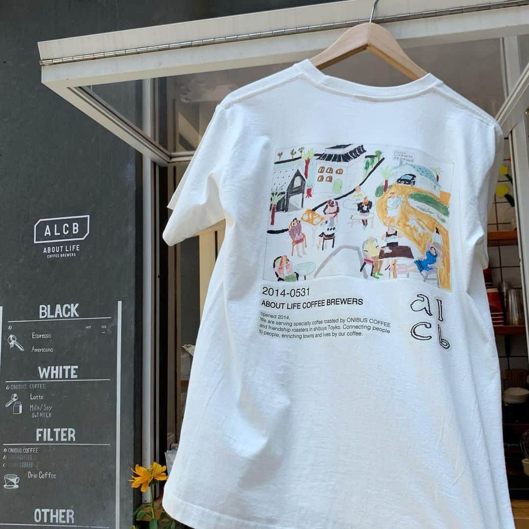 ABOUT LIFE COFFEE BREWERSさんのインスタグラム写真 - (ABOUT LIFE COFFEE BREWERSInstagram)「【ABOUT LIFE COFFEE BREWERS 道玄坂】  ABOUT LIFE COFFEE BREWERS Dogenzaka is 9 anniversary on 5/31.  We made 9 anniversary’s Tshirts collaborated @convenienceyoung !!!  Artist @convenienceyoung inspired by specialty coffee culture and photography of Rwanda we always visit.  It’s super matches specialty coffee culture and street wear.  We choose organic cotton 100% body.  You will get new one via ONIBUS COFFEE ONLINESHOP and on store.  Don’t miss it!!!  We are open today from 09:00 to 18:00!  こんにちは！ ALCB道玄坂です！  5月31日に９周年を迎えた道玄坂店から発売した周年Tシャツ。 店頭・オンラインで販売中です🎉  今回制作してくれたのは、 @convenienceyoung さん。 クレヨンをメインとしたイラストレーションを主軸に、自作した陶器に描いたり、コラージュ作品も制作しており、多岐に渡る作風で飽きさせません。  クレヨンの味によるほんわかとした雰囲気と色彩感覚はこれからも楽しみな若手の作家さんです。  作家本人の感じたスペシャルティコーヒーカルチャーと、ONIBUS COFFEEが毎年訪れているアフリカのルワンダの写真たちからインスピレーションを受けてデザインが制作されました。  素材もオーガニックコットン100%のものを選び、着心地の良さも◎。  これからの時期重宝する半袖でご用意しているので、是非手に取って確認してみて下さい！  本日も09:00-18:00で営業です！  🚴dogenzaka shop 9:00-18:00(weekday) 11:00-18:00(weekend and Holiday) 🌿shibuya 1chome shop 8:00-18:00  #aboutlifecoffeebrewers #aboutlifecoffeerewersshibuya #aboutlifecoffee #onibuscoffee #specialtycoffee #tokyocoffee #tokyocafe #shibuya」7月4日 12時36分 - aboutlifecoffeebrewers