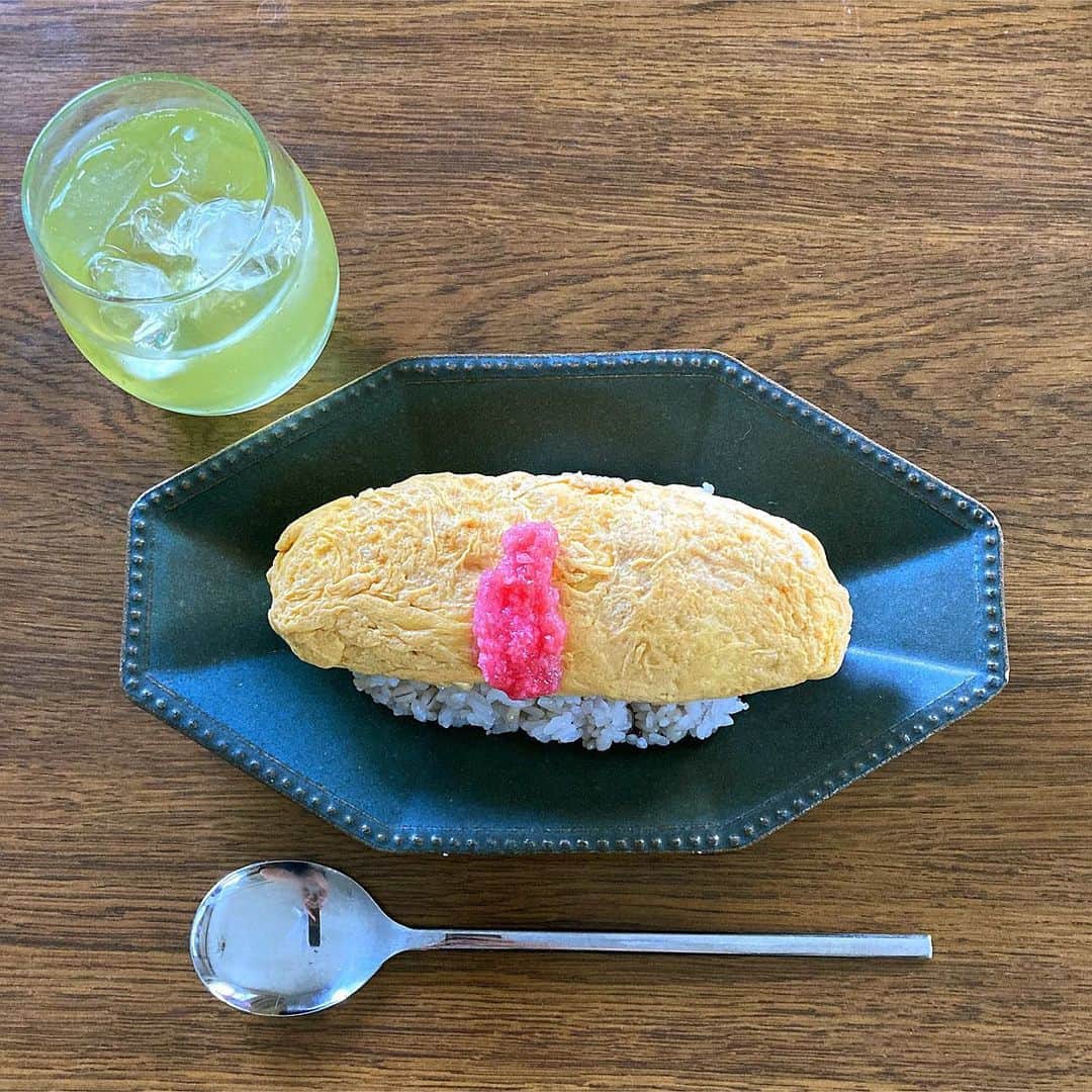 吉野家さんのインスタグラム写真 - (吉野家Instagram)「( › ·̮ ‹ ) ･ こんにちは。 ･ ･ 先日のおひとり様ランチー😋🍴 ･ @yoshinoya_co_jp からいただきました牛丼の具で 鰻巻きならぬ、牛巻き❓#丼 です😆 #出汁巻き  ･ 牛丼のつゆを出汁代わりに卵に溶いて作った出汁巻きで牛丼の具を巻きました🌀 吉野家さんのこだわりが詰まったおつゆ。これがめちゃくちゃ美味しかった！ ･ 刻み紅しょうがをケチャップみたいにかけたら、オムライスなビジュアルに😂 ･ #吉野家 さんに行かなくても、レンチン3分で#おうち吉野家 が楽しめます。 ･ ぜひ冷凍庫に常備しておきたい！ ･ 1人で食べても、皆で食べても 牛丼って美味しいんです♡ (*´～｀*)ŧ‹"ŧ‹"ŧ‹" ･ ･ 優雅なおひとり様ランチをさせて頂きました🥢✨️ ごちそうさまでした😋 ･ ･ ･ #モニター #肉うまレシピ#吉野家の牛丼#毎日ごはん #献立 #献立記録 #料理日記 #定食スタイル #タベリー #定食ごはん #てづくりごはん365 #一汁三菜 #おうちご飯 #おうちごはんLover #クッキングラム #ごはんぐらむ #夕飯のおかず#料理好きな人と繋がりたい#私のおいしい写真」7月4日 12時42分 - yoshinoya_co_jp