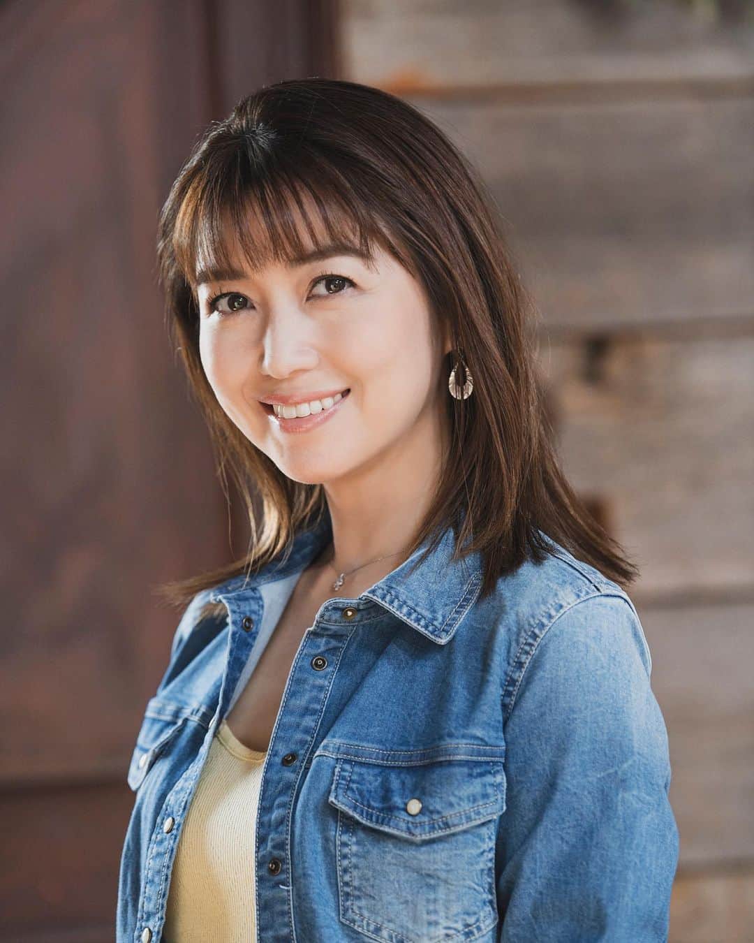新妻聖子のインスタグラム：「夏真っ盛りなのに年末の話をするなんて気が早いのですが！！  今年の12月、素敵なミュージカルに出演させていただく事になりました✨  PARCO PRODUCE 2023  ミュージカル『ジョン＆ジェン』 [音楽] アンドリュー・リッパ [歌詞] トム・グリーンウォルド [演出・翻訳・訳詞・ムーブメント] 市川洋二郎 [出演] 森崎ウィン 田代万里生（ジョン役Wキャスト） 新妻聖子 濱田めぐみ（ジェン役Wキャスト）  【東京公演】2023年12月9日(土)～12月24日(日) よみうり大手町ホール  【大阪公演】2023年12月26日(火)～12月28日(木) 新歌舞伎座  [公式サイト] https://stage.parco.jp/program/johnandjen  日本初演となるオフ・ブロードウェイミュージカル『ジョン＆ジェン』　  なんと、2人ミュージカルです。  物語の舞台は1985年から現代にかけてのアメリカ。一幕はジョンとジェンという姉弟(きょうだい)、二幕はジョンとジェンという母子(おやこ)の関係性を描きます。  ピアノ、チェロ、パーカッションの生演奏と共に、ほぼ歌で紡がれるお芝居。  ジョン役はダブルキャストで、はじめましての森崎ウィンくんと、「トゥモロー・モーニング」以来の共演となる田代万里生くん。ちなみにトゥモモの時もまりお君の役名はジョンでした🤣どんだけ🤣  「トゥモモ」も4人だけの少人数ミュージカルだったんですけどね、今回は2人ミュージカルだから、このままどんどん出演者の数が減ってくパターンだとして、もう次は私がまりおでまりおが私みたいな1人芝居でご一緒するしかないね😇  はい。  そして！！ 私が演じますジェン役のダブルキャストは濱田めぐみさんです！めぐさま！！敬愛するめぐさんと同じ役として、稽古場で色々試しながら作品を立ち上げていけるなんて…恐悦至極。というかめちゃくちゃ勉強になるだろうなぁとワクワクが止まらない！！  いや、本当はダブルじゃなくめぐさんとも共演したいんですけど。アイシスとキャロルはデュエット無かったし(一生根にもってるw)早く一緒に歌いたい…！けどそれはまたいつかどこかで実現すると信じて！  というわけで、年末は久しぶりに芝居します。  ジョンとジェンの組み合わせは4通り…どのバージョンで皆様にお会いできますでしょうか☺️ 楽しみにしております！  #新妻聖子 #ミュージカル」