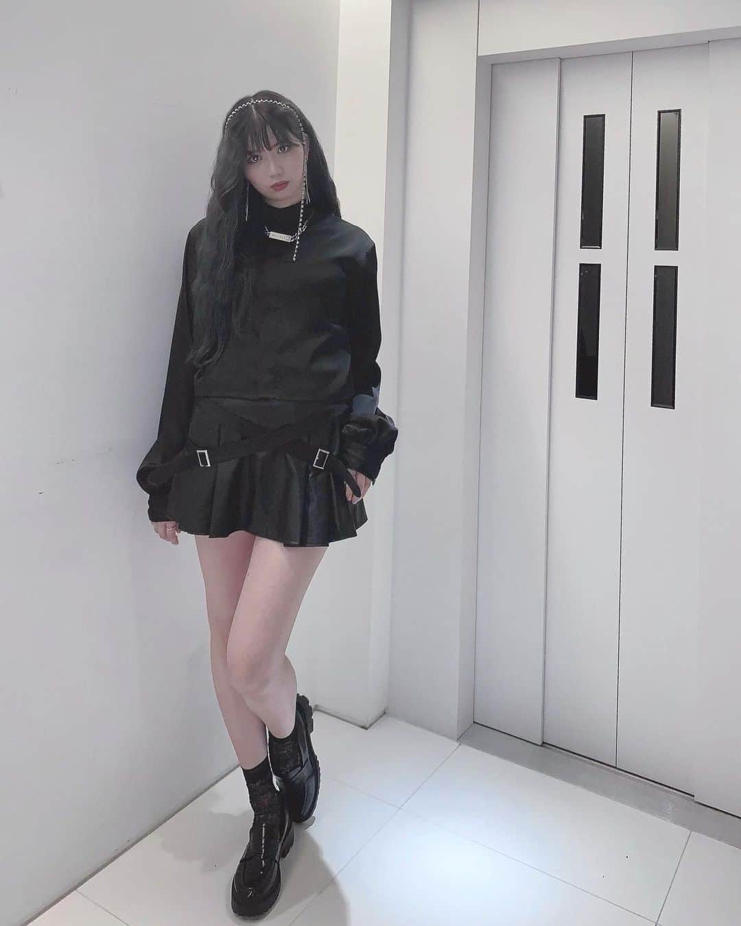 アリスムカイデのインスタグラム：「@dearis.official  このベルトブラウス、ちょうどいいスタンドカラーも長めのバルーンスリーブも艶のある生地も本当に全部いかれかわいいです。ベルトを垂らしてパンツに合わせても羽織っても首元だけボタンを閉めても素晴らしいので各々で着狂ってください。クールもキュートもドレッシーもスポーティも全部兼ねてくれるので心底お気に入りです。  #dearis #dearisM #ブラックコーデ #ootd」