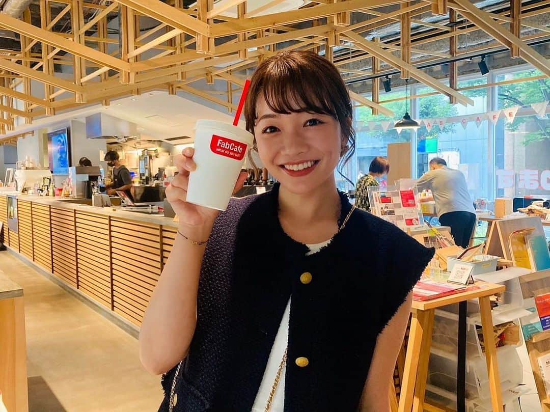 川村茉由のインスタグラム：「先日行われた、 「TOKAI RADIO SUNDAY FUNDAY!  MEETING vol.3＠FabCafe NAGOYA」  お陰様で第３回目開催 することができました☺️✨ 　 今回のゲストは、 TOKAIRADIO ONE ARTIST 2023！でもおなじみ tonun🎵 @tonun_official   私も特に注目するアーティストだったので、 今回本当に楽しみでした👏  今回はトーク&ライブ🎤 なんと計８曲も歌って頂きました🥰 アコースティックverだったので、 普段のライブとはまた違った雰囲気で 楽しんで頂けたかなと…！  しかもあんな近さで‼︎🫣  トーク中は可愛らしい一面も あるのに、ライブになると 雰囲気がガラッとかわって、 色気もダダ漏れ🥺 スモーキーボイス×グルーブ感の心地よさに、 ギターのカッティングのかっこよさと… 魅力がありすぎた🥹✨ そしてまたFabCafeの オシャレな空間も相まって 本当に素敵なライブでした🎵  抽選で選ばれた皆さんと 超‼︎濃厚な時間を過ごすことができました😍  もうこんな近くでtonun 見られる日はないかと🤭❤️  私もこの日で完全に tominになりました😚 (tonunのファンの名前♡)  この模様は今週の 『SUNDAYFUNDAY!』でOA📻  #tonun #tomin #tokairadio #東海ラジオ #sundayfunday #サンファン #fabcafe #久屋大通 #レイヤード久屋大通パーク #cafe #サンファンミーティング」