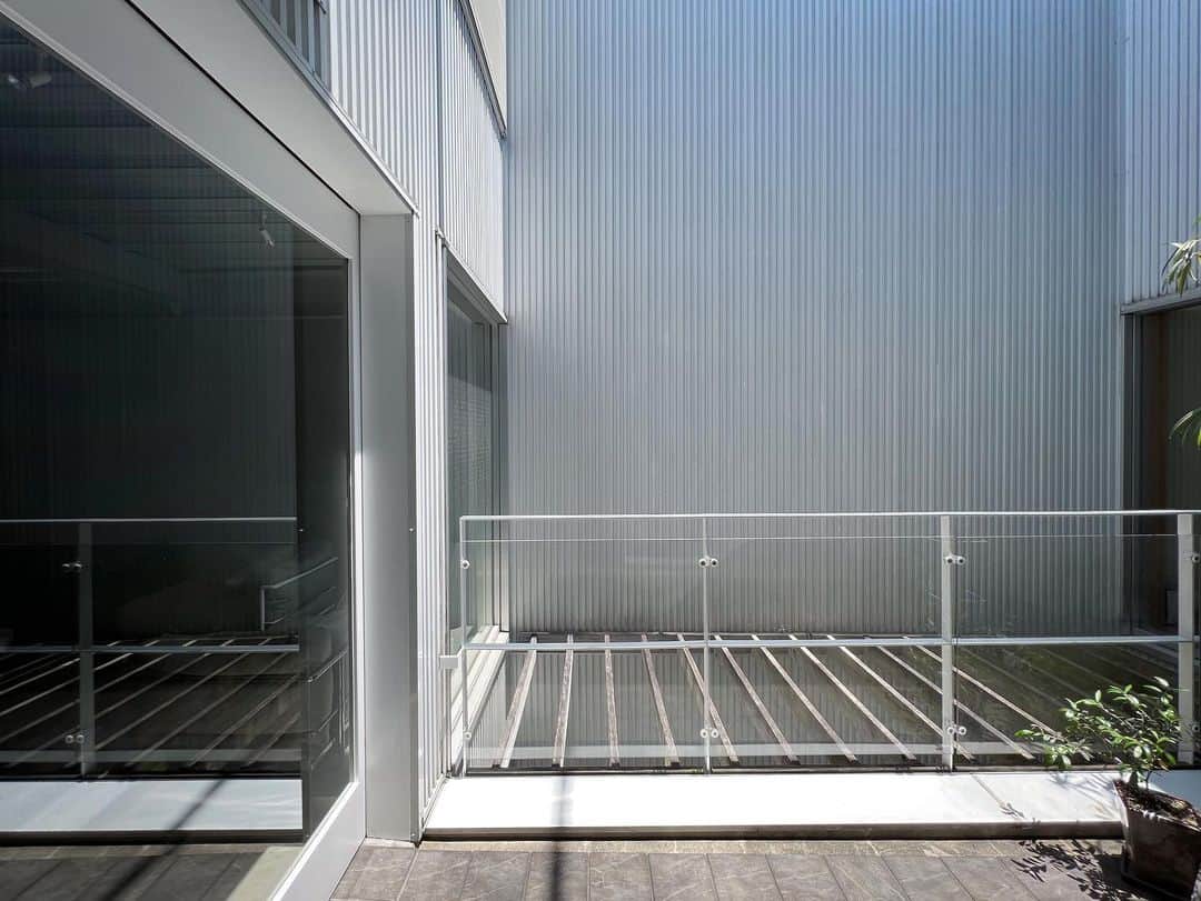 4E.okuwada architects officeのインスタグラム：「Teradacho 01  2Fの外部空間は動線の要  #鉄骨住宅 #リノベーション #設計事務所 #建築家 #寺田町01」