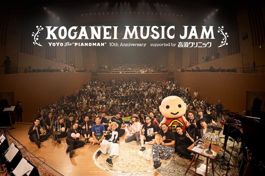 GooFさんのインスタグラム写真 - (GooFInstagram)「＊ KOGANEI MUSIC JAM 2023〜YoYo the "Pianoman" 10th Anniversary〜  その①  小金井市でやる音楽イベントにGooFソロとして出てくれないか、とYoYoに声をかけていただき、7月2日KOGANEI MUSIC JAM 2023〜YoYo the "Pianoman" 10th Anniversary〜に出演しました。  イベントでは僕のソロとしての時間を設け、YoYo the "Pianoman"の演奏でSOFFetを歌う、というもの。 この形は活動休止以来なく、ライブ当日まで色々なことを考える時間をくれた。 想像もしなかったその瞬間が近づけば近づくほど心象落ち着かせるのが精一杯でもあった。  SOFFetとは、僕とYoYoで歌い完成するもの。 SOFFetとは1995年から2人で魂を削って創ってきた自分の子供のようなもの。 だからこそ形が変わったあの時から今まで、僕のソロ名義でSOFFetを歌う事はしてこなかった。  それは僕の中でのケジメであり、SOFFetはいつかまた2人でやればいいこと、と決めていたから。  とはいえ、僕は音楽を、SOFFetを生活の中心に20年間プロとして活動してきた。 待っている人がいることが分かっているのにも関わらず、SOFFetの曲を歌えないことがずっとすごく悲しかった。  その葛藤と僕の気持ちを全て回収してくれるかのように、この音楽イベントを通じYoYoが扉を開けてくれた。  ステージ袖、YoYoがピアノを弾く後ろ姿を眺めながら、出番を待つ。 その姿に喉が詰まり、声が震える感覚を振り払ってステージに飛び出した。  ライブの感覚は覚えてる。 音に身を委ると、舌と体は自然に転がり始める。  目の前にはファンのみんなの顔と時代時々のSOFFetのタオルが飛び込んできた。 二階席を見上げれば家族や友人がいて、顔馴染みのアーティストの姿もある。  ステージ脇では映像出しをしている涼平もいた。 楽屋には甲賀さんや田中さんの姿もあった。 楽屋やステージから見たこの日の景色はいつかのあの時と同じ光景だ。  僕の原風景だった。  アンリアレイジで働き始め、グループ会社のAZも立ち上げ、音楽の第一線を退いても自分の人生をかけたいと思うものに出逢い、覚悟を決めあたらしい世界に飛び込んだ。  それも長い月日が流れた。  そんな僕の極端な身の振り方に、何も分かっていないような事を色々言うやつもいた。 でもそれは間違ってはいないこと。 だけど彼らに僕の本当の気持ちやYoYoの気持ちを細かく説明する気もなかった。 人は人、僕らは僕らと割り切っていた反面、ステージを目の前にすると不安な気持ちもある、みんなどんな気持ちで僕のステージを見るのか、と。  ・・・その②へ  #koganeimusicjam #koganeimusicjam2023 #yoyothepianoman #高須クリニック #goof #yoyo #soffet」7月4日 12時57分 - goof_shimura_soffet